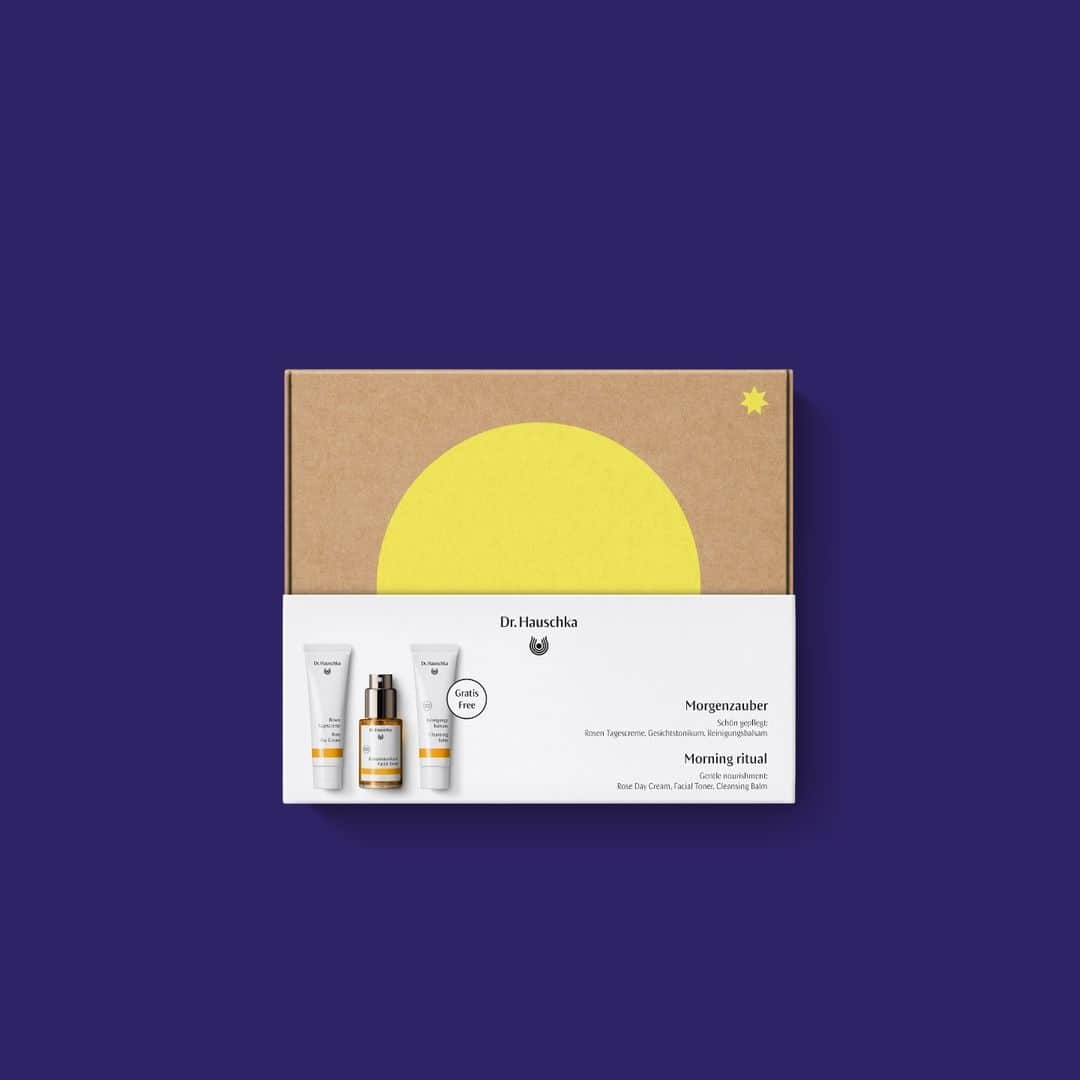 Dr. Hauschka Japan ドクターハウシュカのインスタグラム：「================================ 【季節限定】 モーニングリチュアル　スキンケアキット ================================ 11月1日（水）発売  冬のお肌をやさしさとうるおいで包む限定コフレ 今年新発売のクレンジングバームをはじめ、 Dr.ハウシュカのスキンケアの３ステップを体感できるキットです。  【セット内容】 クレンジングバーム　　30mL フェイシャルトナー　　30mL ローズデイクリーム　30mL   ▶詳しくはプロフィールのリンクからどうぞ　 →＠drhauschkajapan  ▶もう一度見たい方はぜひ投稿画像右下の「保存」ボタンを押してくださいね。  #ドクターハウシュカ #スキンケアキット #プレゼント#敏感肌に使える#オーガニックコスメ#1967年からずっとオーガニック#100％ナチュラル #オーガニックライフ#ナチュラルコスメ #スキンケアキット #スキンケア#オーガニックコスメ#ギフト#クリスマス#ハンドケア#リップケア」