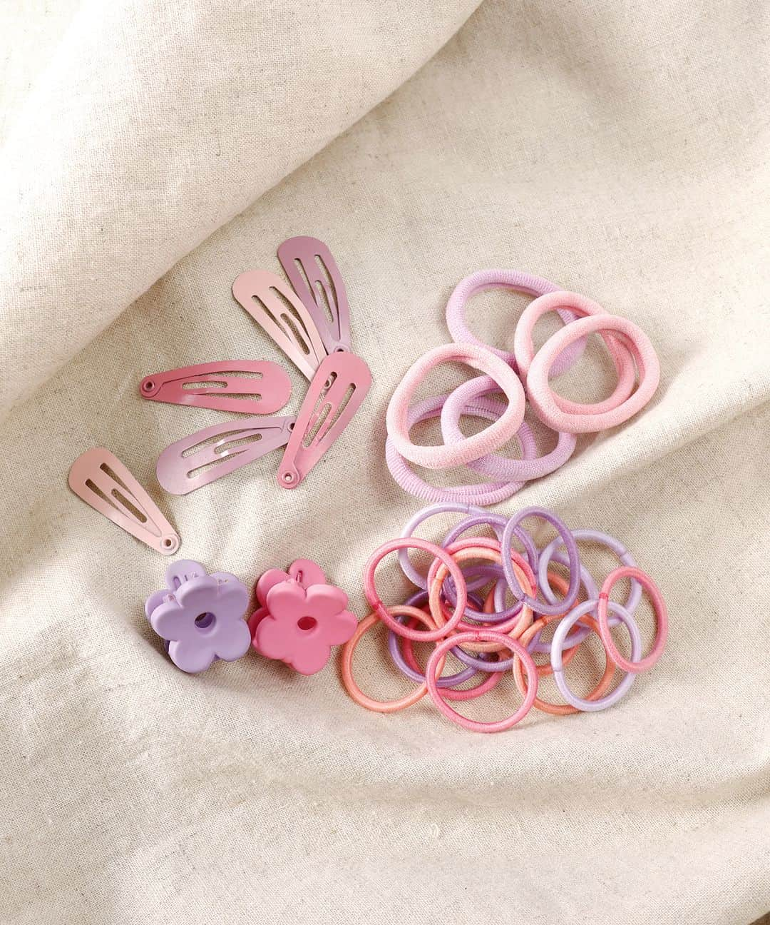 3COINSさんのインスタグラム写真 - (3COINSInstagram)「【KIDS ACCESSORY】  3COINSではキッズアクセサリーを販売中🍓 たべものやどうぶつモチーフだけでなく パールやラメデザインもおすすめです◎  ※一部の狭小店舗では取り扱いがございません。  ＝＝＝＝＝＝＝＝＝＝＝＝＝＝＝＝＝＝＝＝ ▶ヘアアクセセット 500円（税込550円） ▶クマポニー2個セット 300円（税込330円） ▶ラメフラワーポニー2個セット 300円（税込330円） ▶イチゴ樹脂イヤリング 300円（税込330円） ▶イチゴポニー 300円（税込330円） ▶さくらんぼクリップ2個セット ▶ラメパールパッチンピン4個セット 300円（税込330円） ＝＝＝＝＝＝＝＝＝＝＝＝＝＝＝＝＝＝＝＝  #3COINS #スリーコインズ #スリコ #通販サイト #パルクローゼット #プチプラ #プチプラグッズ #アクセサリー #キッズアクセサリー #キッズ #キッズアイテム  ※商品画像はイメージです。実際の商品とは多少異なる場合があります。あらかじめご了承ください。」11月2日 12時00分 - 3coins_official