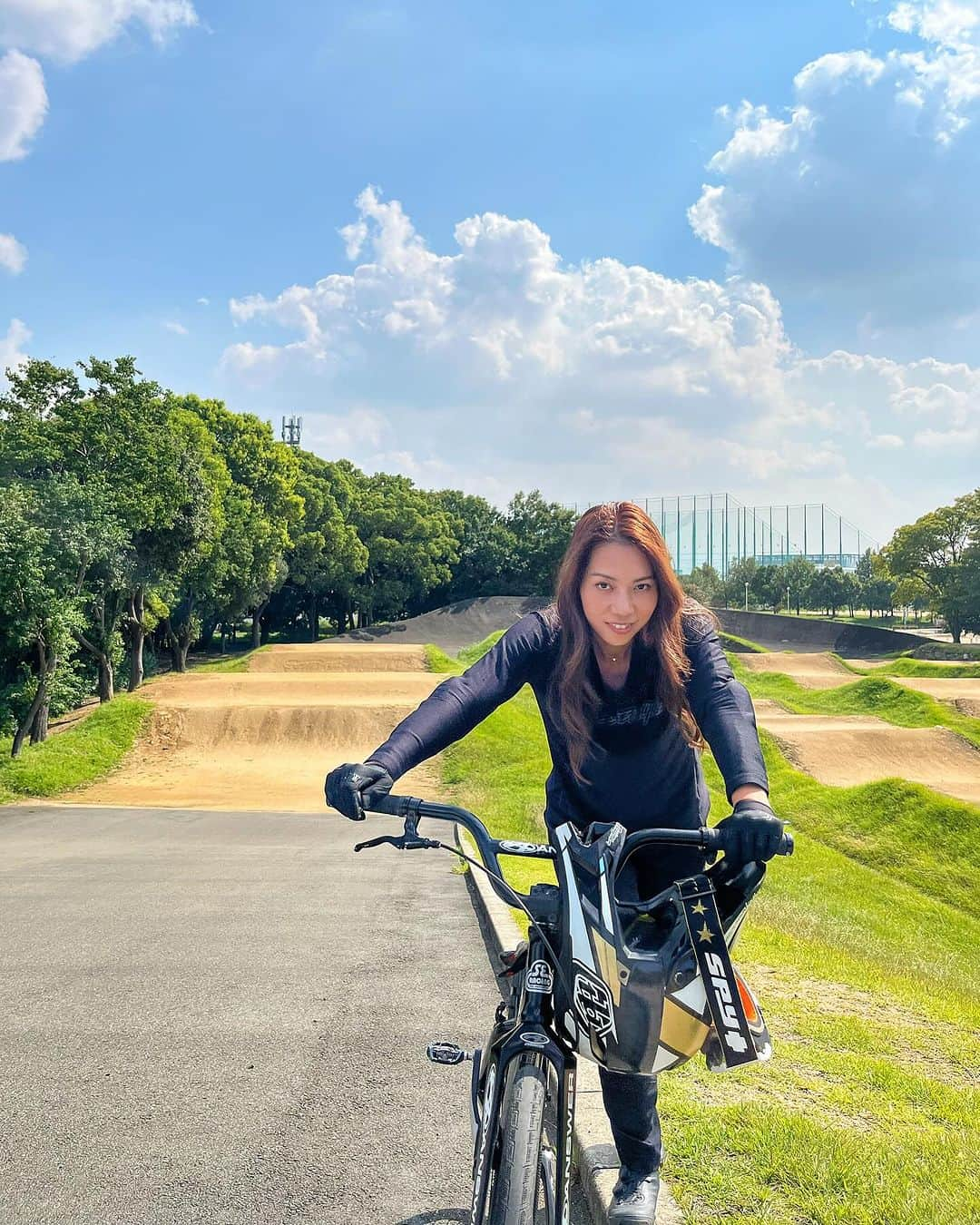 飯端美樹さんのインスタグラム写真 - (飯端美樹Instagram)「夏が好きやけど、やっぱり練習は今の季節が最高🌳🍂 #bmxlife」11月2日 12時00分 - mikiiibata77