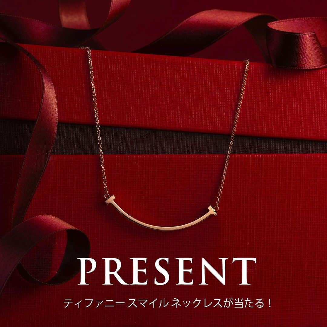 さんのインスタグラム写真 - (Instagram)「Present Campaign〈ティファニー スマイルネックレスを1名様にプレゼント🎁〉～12.2 sat.  《フォロー＆いいね！》でTiffanyのスマイルネックレスが1名様に当たる❗️   店頭でも大人気のTiffany のアイコンネックレスが当たるホリデーシーズン Special 企画 🎄✨🎁 皆さまのご応募をお待ちしております🙏  ◇賞品 / 1名様 Tiffany スマイル ネックレス(写真1,2枚目)  *Smallサイズ, ピンクゴールド  *こちらの賞品はリユースのお品です。 (当社で新品仕上げ済み)  ◇キャンペーン期間 2023.11.2（木）- 2023.12.2（土）  ◇応募条件  1️⃣ GALA JEWELRY公式Instagram. （@gala_okachimachi ）をフォロー  *すでにフォローいただいている方も対象となります  💎 加えてこちらの投稿に『いいね』&『保存』で 　  当選確率UP ⏫  2️⃣『やっぱりTiffanyが好き💙』な理由をコメントで   教えてください✨🙏  ◇当選決定  厳正な抽選の上、当選者を決定いたします。  当選者の方には12月18日以降にInstagramのDMで当選のご連絡を差し上げます。 （当選発表は個別のDMでのご連絡をもって代えさせていただきます）  ●キャンペーン期間中に当選のお知らせはいたしません。当社を装った偽アカウントによるフィッシングDMにご注意ください。  ●当選DMを送信後、期限内に返信を確認できない場合は当選を無効とさせていただきます。  ●DM受信のブロックやネット環境が原因でDMが受信されない場合、当選は無効となります。ご注意ください。  ●当選されたお客様からいただいた個人情報は当選されたお客様への商品の発送にのみ使用します。  ◇注意事項  ●当キャンペーンにご参加いただくことにより、キャンペーン要綱に同意いただいたものとみなします。  ●当キャンペーンはInstagramが支援・協賛・運営・関与するものではございません。  ●当キャンペーンへのご参加は日本国内にお住まいの方に限らせていただきます。  —————————————————————  ⚠️なりすましアカウントにご注意ください⚠️  当社の公式アカウントは本アカウント (@gala_okachimachi)のみです。  当社のロゴや投稿画像・コメントを無断でコピーし、当社を装ってプレゼント企画等を行う類似名のアカウントがございますが、当社とは一切関係ありませんのでご注意ください。  GALA JEWELRY公式はキャンペーン期間中に突然フォローリクエストをしたり当選連絡のDMをお送りすることはありません。  なりすましアカウントから不審なDMを受け取った場合は記載されたURL等には絶対にアクセスせず、DM自体を削除しInstagramに通報の上、同アカウントのブロックをお願いいたします。  —————————————————————  #GALA #ガラ #プレゼントキャンペーン #プレゼント #プレゼントキャンペーン開催中 #presentcampaign #キャンペーン開催中 #キャンペーン企画 #プレゼント企画 #フォローいいねキャンペーン #キャンペーン #ジュエリー好き女子 #ジュエリー #アクセサリー #ジュエリー好きな人と繋がりたい #ジュエリー好きさんと繋がりたい #ご褒美ジュエリー #ファッションジュエリー #ブランドジュエリー #ブランドリユース #ハイブランド #Tiffany #tiffanyt #ティファニー #スマイルペンダント #スマイルネックレス #ティファニーtスマイル  #ティファニーネックレス」11月2日 12時01分 - gala_okachimachi