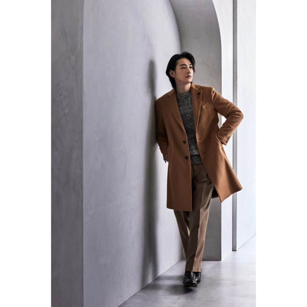 のインスタグラム：「@aerastylemagazine @lardiniofficial @toyodatrading #PR  「SUPER RICH」で宮村空も着ていたのです。 懐かしみながら抜群の着やすさに感動していました。」