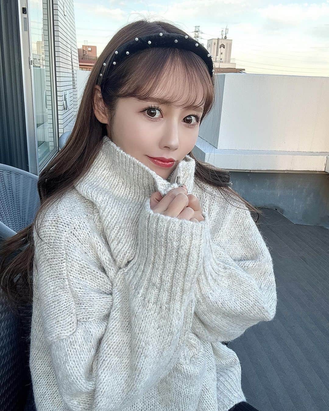 yurishonのインスタグラム：「・​ ⁡​ 手触りがふわふわなニットは​ @classicalelf_official 🐻✨​ ⁡​ ⁡​ ハーフジップで雰囲気もがらりと変わるし​ シンプルなニットだから着回しも🙆‍♀️​ ⁡​ ⁡​ こうゆうニットて何枚あってもいいよね♡​ リンクはストーリーに貼ったよ〜♪​ ⁡​ ⁡​ #classicalelf#クラシカルエルフ #エルフコーデ #タイアップ#JAVA#ジャバ#ニット#ニットコーデ​」