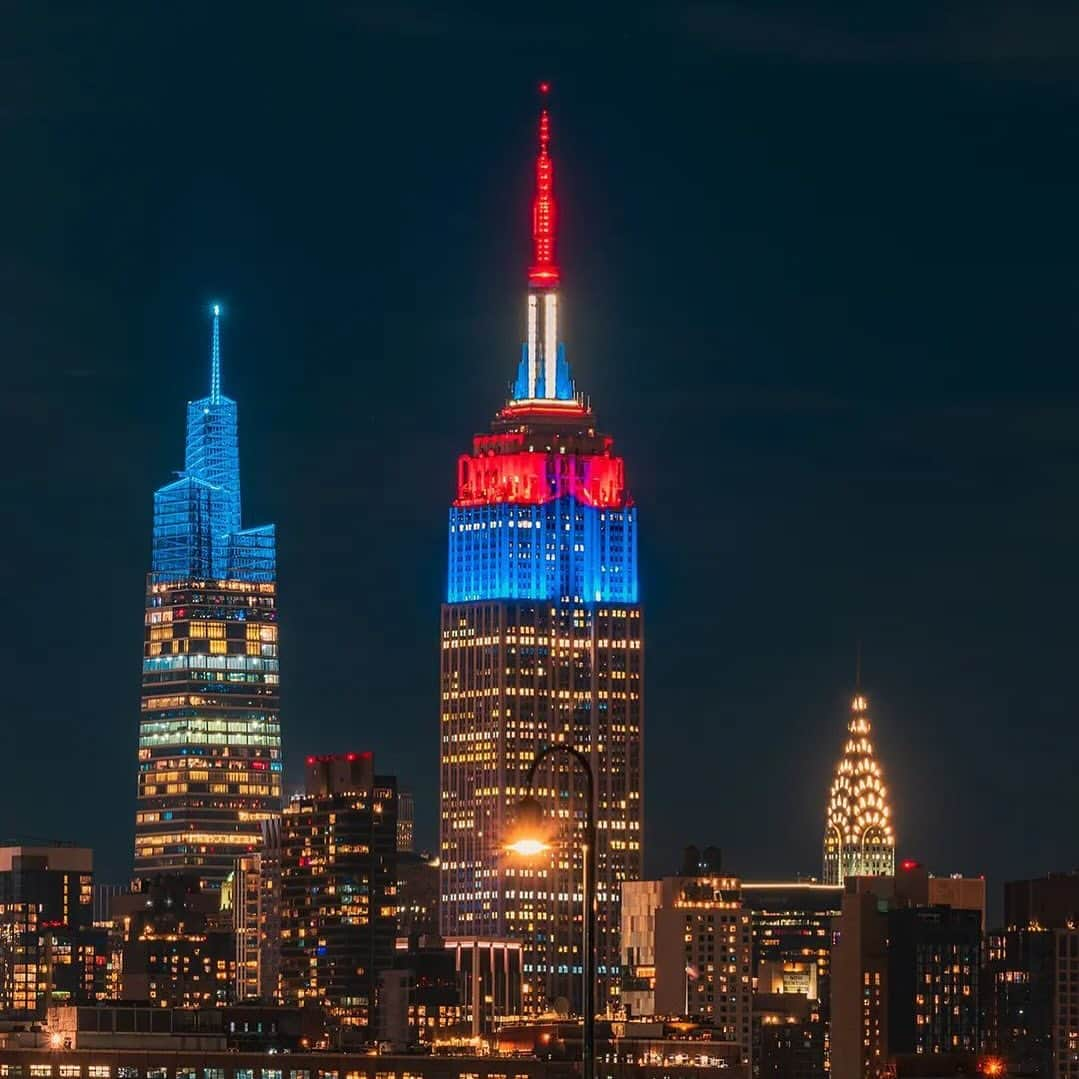 Empire State Buildingのインスタグラム：「Shining in blue and red tonight in honor of the #WorldSeries champion Texas @Rangers   📷: @crown_4dking」