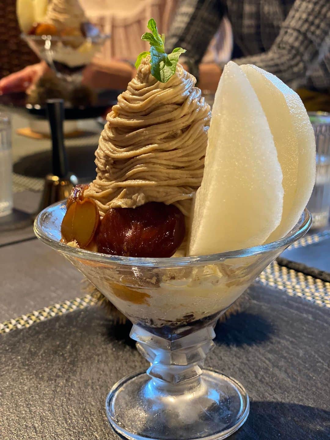 櫛野久美子さんのインスタグラム写真 - (櫛野久美子Instagram)「【美味しいをたくさん】  秋ですね〜🍁 美味しい食べ物もたくさん🌰  LIVINGさんの和栗のパフェ 和栗んちゃんを  たっぷりいただいてきました。 　 　 このところ 美味しい外食が続き 胃に負担がかかっていたので  SP 6フォトパッチに 活躍してもらっています✨  💊薬嫌いなの^_^」11月2日 12時12分 - kumiko_essence