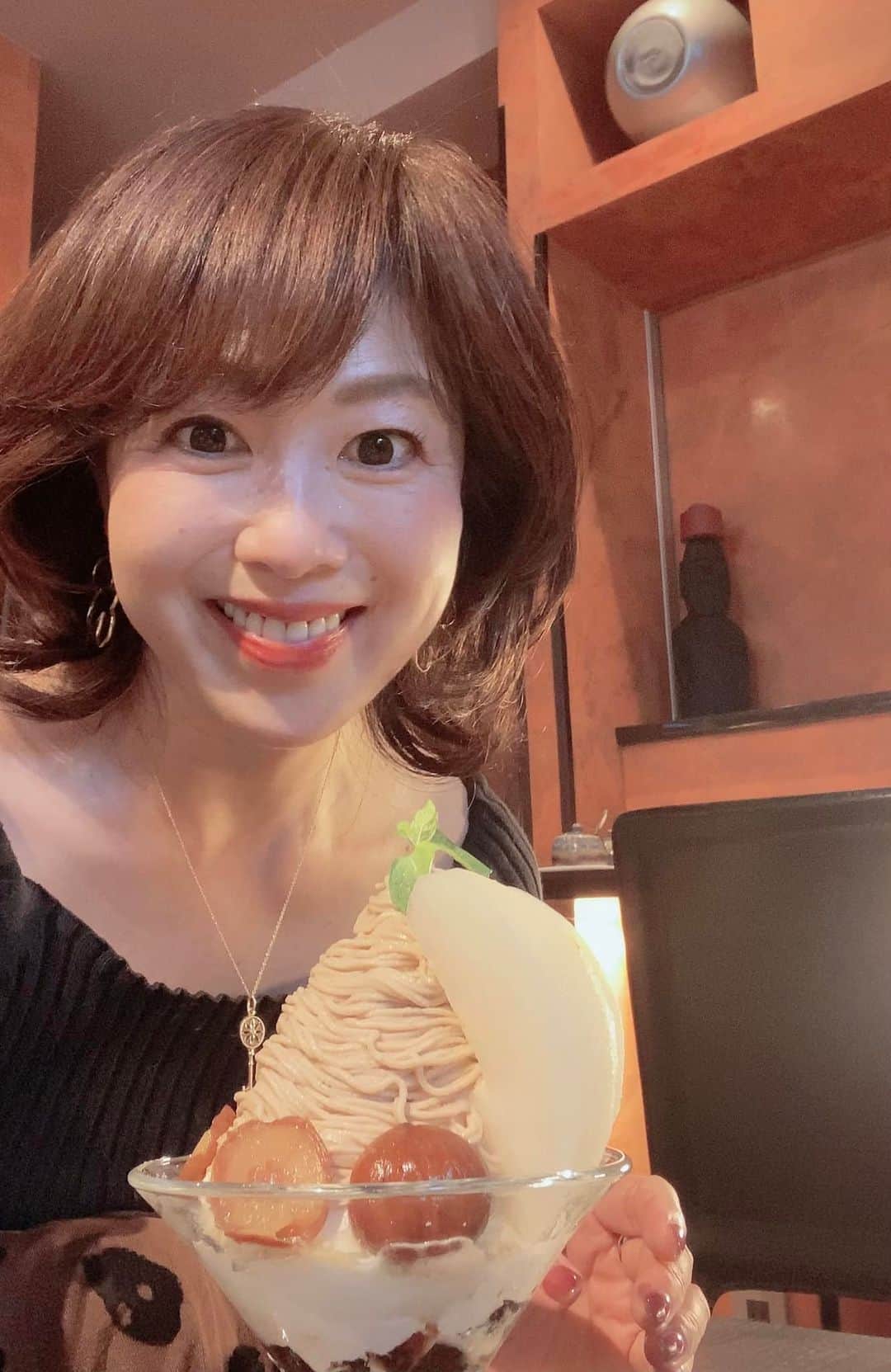 櫛野久美子のインスタグラム：「【美味しいをたくさん】  秋ですね〜🍁 美味しい食べ物もたくさん🌰  LIVINGさんの和栗のパフェ 和栗んちゃんを  たっぷりいただいてきました。 　 　 このところ 美味しい外食が続き 胃に負担がかかっていたので  SP 6フォトパッチに 活躍してもらっています✨  💊薬嫌いなの^_^」