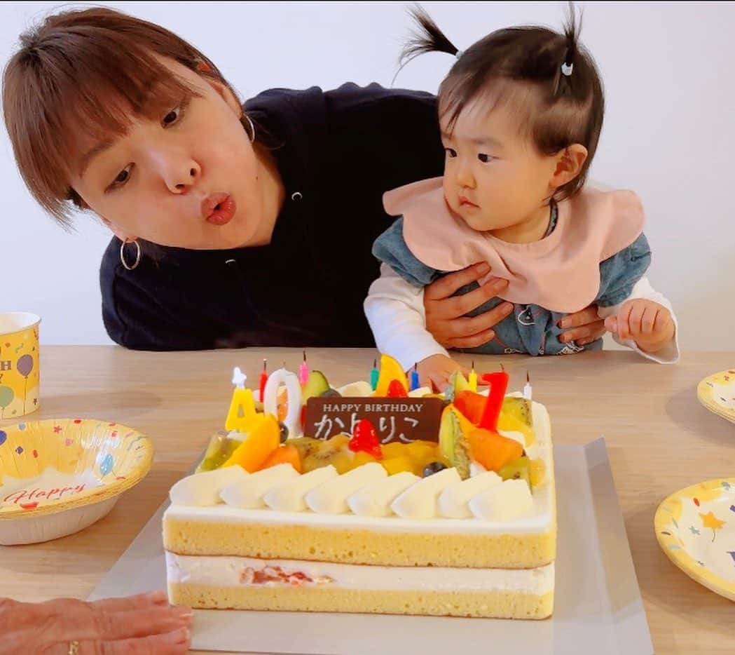 野呂佳代のインスタグラム：「私と姪っ子の誕生日2日違いということで。 真ん中バースデー🎂🎉 姪っ子1歳☝️ 表情が面白くて可愛くて😆✨ 最高の表情ばかりです‼️」