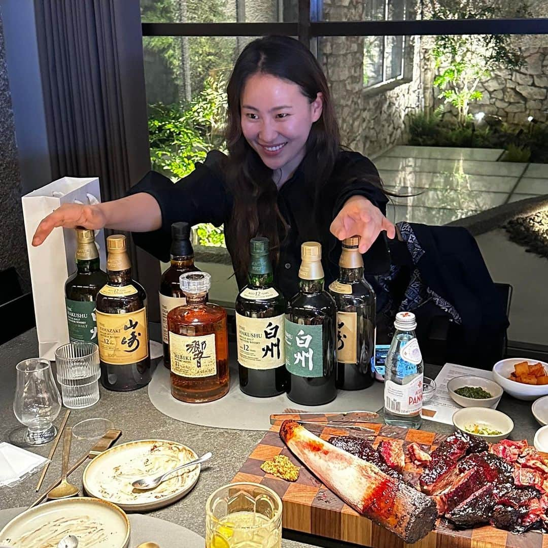 チョ・ヒョナのインスタグラム：「지원 언니랑 커플시계차고 산토리타임🥃 @iamjiwonkim 💛  개인적인 취향은  히비키21 100주년 리미티드 에디션 , 야마자키 미즈나라 18 100주년 리미티드 에디션 , 하쿠슈 18 피티드 몰트 100주년 리미티드 에디션 이 내맘속 top3 🥃🖤 사실 전부다 너무 훌륭했다..   @suntorywhisky #산토리위스키 100 주년 #히비키 #야마자키 #하쿠슈 #산토리타임 #광고」