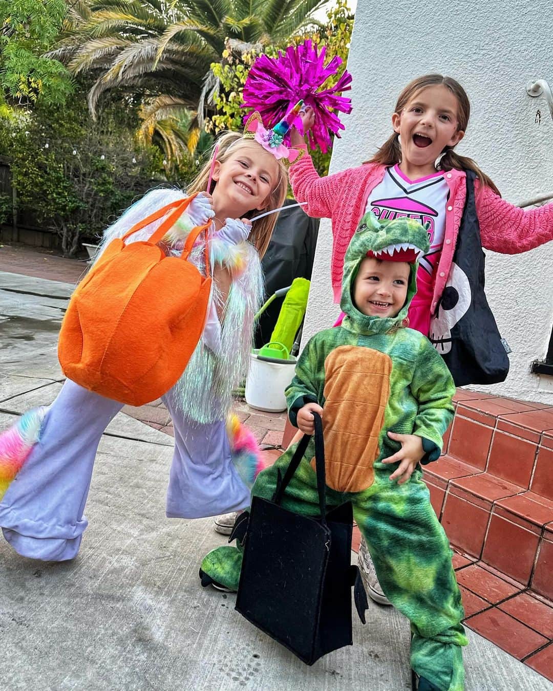 ジェシカ・シーバのインスタグラム：「The holidays are changing for the Shybas! The big kids are off doing their own things with friends, which is wonderful for them and the way it should be, I suppose. Nikolas showed us every single piece of candy and tried to keep up with the girls, Jack went to a show, Zoe met up with all of her friends, Beau hit 2 neighborhoods with Ken, and I smiled until my face hurt. Niko’s birthday was also a hit… More on that when I catch my breath.」