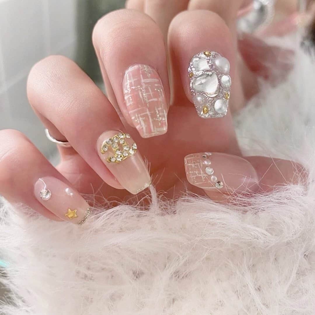 愛内みさのインスタグラム：「・ これからの季節大人気のツイード☆.:*  お写真ありがとうございます♡ 𝐩𝐡𝐨𝐭𝐨 𝐛𝐲 @hi4_ri   ୨୧┈┈┈┈┈┈┈┈┈┈┈┈┈┈┈┈┈┈┈┈┈┈┈  中目黒駅から徒歩2分『chico nail』  【営業時間】  平日 10:30〜21:00 土日祝 11:00〜19:00  【ご予約・お問い合わせ】 ▫︎LINE @chiconail  〒153-0051 東京都目黒区上目黒2-13-6 神田屋ビル402   design account @chiconail_0331   ୨୧┈┈┈┈┈┈┈┈┈┈┈┈┈┈┈┈┈┈┈┈┈┈┈  chico nailはこんな方におすすめ  ▪︎個室のプライベート空間でネイルを楽しみたい  ▪︎丁寧なケアでもちのよいジェルネイルを  ▪︎上品と可愛いを両方とりいれたい  ▪︎淡いカラーがすき  ▪︎デザインやカラーを一緒に考えて欲しい、お任せしたい  ▪︎周りを気にせずお喋りしたい  ▪︎施術中は映画やドラマをみてゆっくり過ごしたい (Netflix、Amazon primeなど完備☺︎)  一人一人に寄り添って 丁寧に施術いたします☺️  持ち込みデザインは内容によって 料金と施術時間が変わります。 ご予約、ご相談はお気軽にLINEからお問い合わせください☺︎  ･─･･─･･─･･─･･─･･─･･─･─･･─･･─･─･･─･  #秋ネイル#冬ネイル#ツイードネイル#きれいめネイル#上品ネイル#オフィスネイル#シンプルネイル#ちゅるんネイル#大人可愛い憧れネイル#中目黒ネイルサロンchiconail#チコネイル#中目黒ネイル#目黒ネイル#パラジェル#中目黒#目黒#プライベートサロン#大人コーデ#秋コーデ#ショートネイル#パラジェル登録サロン#ネイルブック#nailbook#네일스타그램#네일」
