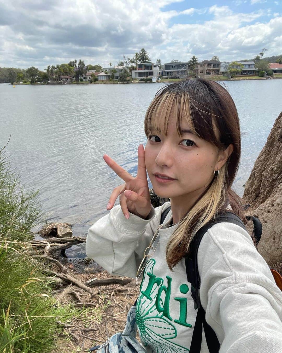 樺澤まどかさんのインスタグラム写真 - (樺澤まどかInstagram)「🦘  海の近くで過ごせるのって最高！  私は内陸の群馬出身で海への憧れが強かったので 毎日海が見られるなんて夢のようです🥹  眺めてるだけで癒されます  写真は海の入江 静かで素敵な場所  ここでQueenのDon’t Stop Me Nowを合唱してる 陽気なピクニック集団がいて それを眺めながら癒されてました🥹🥹  #樺澤まどか  #オーストラリア#ワーホリ#ワーキングホリデー#マンリー#海」11月2日 12時16分 - kabasawa_madoka