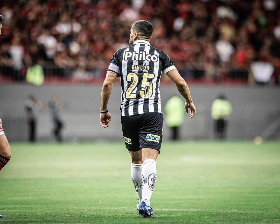 トマス・リンコンさんのインスタグラム写真 - (トマス・リンコンInstagram)「Full-time Flamengo vs Santos 1-2 ⚪️⚫️  “ Santos o time da virada Santos o time do amor “ 🔊🎶🎵」11月2日 12時16分 - tomasrincon8