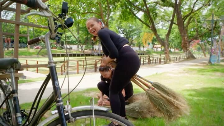 アリ・シンプソンのインスタグラム：「the nimbus 3000; @amazingraceau style.. 🤦🏽‍♀️ ahaha  last night was CRAZY!! tune in for a good one tonight — @channel10au at 7:30pm   #TeamAlliAndAngie into the TOP 5!! here we gooo!! 💛🏁 #AmazingRaceAU」