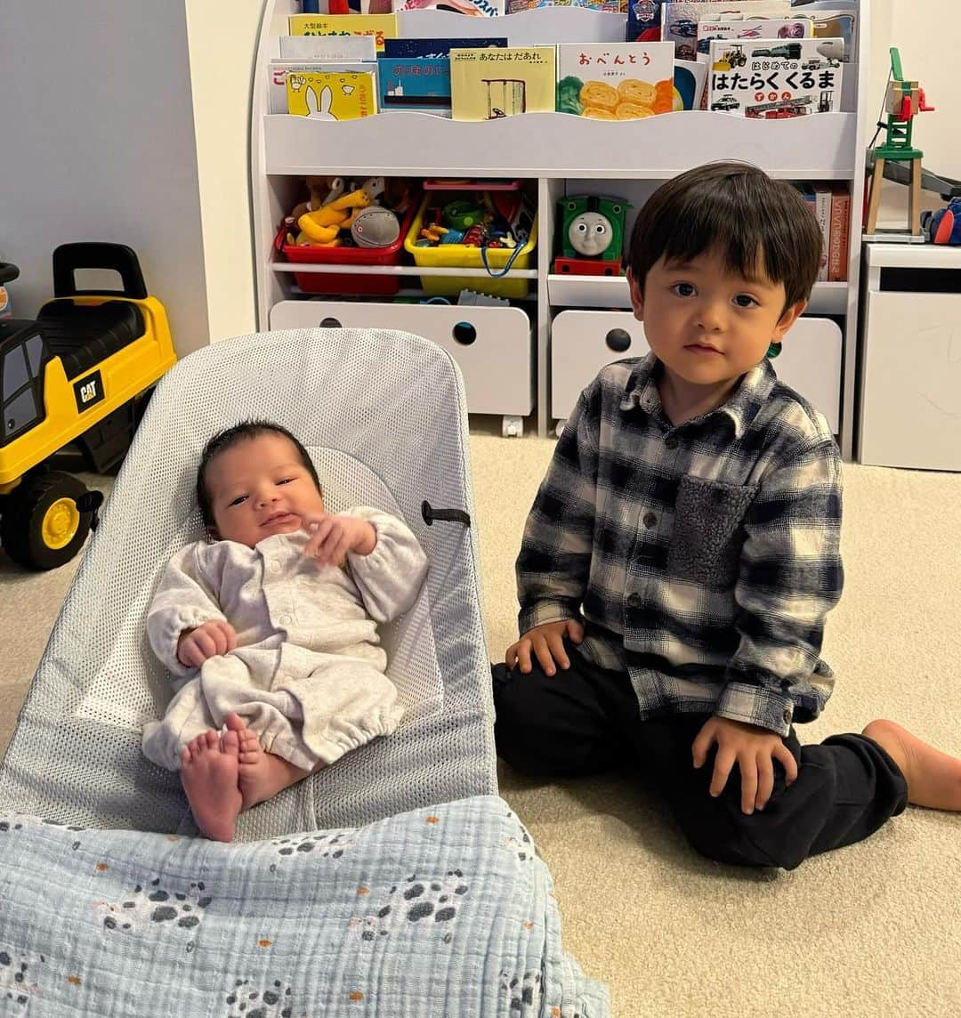 木佐貫まやさんのインスタグラム写真 - (木佐貫まやInstagram)「気付いたらあっという間に生後1週間過ぎていた…  この間までお腹の中にいたのにねー🥺  毎日の兄弟のやり取りは見てて ほっこりするけどハラハラもする（笑）  喜平が頑張ってお兄ちゃんになろうとしてる姿も お兄ちゃんをじっと見つめる迅の姿も どの瞬間も本当に愛おしい💕💕💕  とらすずはあたたかく見守ってくれている🫶🏽 　 最近の朝はに迅に授乳してると喜平がママって起きてきて 最終的に2人を抱っこしてる私。幸せすぎる。」11月2日 12時30分 - maaayaofficial