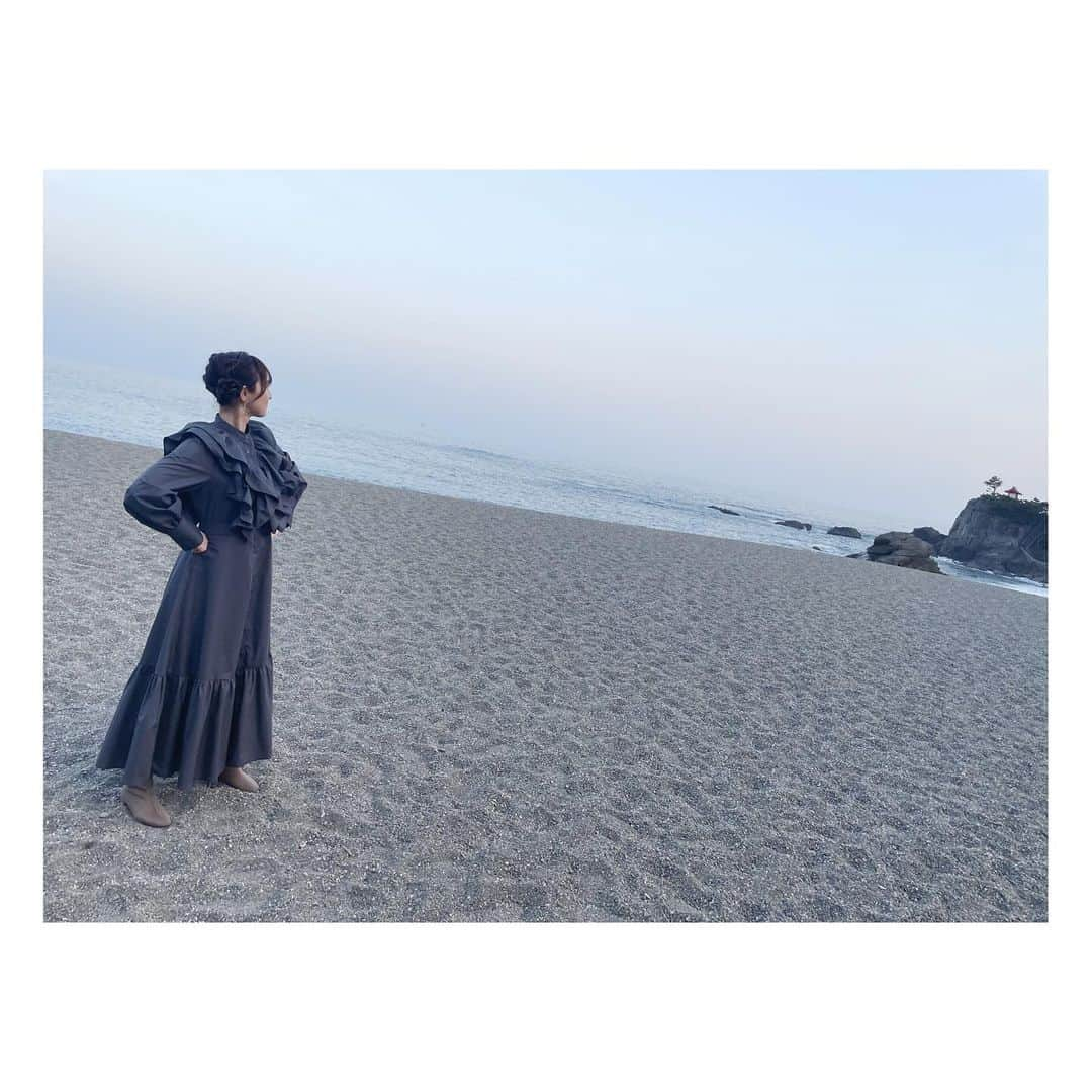 田中美海さんのインスタグラム写真 - (田中美海Instagram)「🌸 ⁡ 『田中美海の高知ロケに山崎エリイがついてきちゃいました！』1日目 ⁡ 人生初高知！🌸エリイちゃんとたくさん楽しみました✨写真と行った場所をまとめてみたので、地元の方もそうでない方も是非訪れてほしいです！！ ⁡ 🌸はりまや橋 高知の観光名所といえば！のはりまや橋🌉道を歩いていたらいつの間にか目の前にありました😳赤い橋っておしゃれだし映え🤤たくさんの海外の方もいらっしゃいました✨驚いたのが路面電車！ながーーく走っていてびっくりしました！！ ⁡ 🌸桂浜水族館 エリイちゃんも私も動物大好き！ということでこちらへ🐟✨びっくりなアクティビティーがたくさん！エサやりができるのはもちろん、ショーの時間はなんと決まっておらず、ゲリラ的にトレーニングという形で行われています！なので水辺から飛び出してトドさんたちが私達の真隣、目の前で大サービス😭可愛すぎる…偉すぎる…おりこうすぎる…。気付けば目頭が熱くなりましたがさすがに泣いたらアカンということで我慢した結果鼻水が大量にマスクの下を通っていきました。。 ⁡ 🌸坂本龍馬記念館 高知県に行きたかった最大の理由！それは坂本龍馬が生まれた場所だから！！小学生の頃坂本龍馬の本を読んで興味を持って以来、色々な資料は写真で見てきたけどやっぱり実物の破壊力はえぐい！😭😭やはり歴史はロマンの塊！約170年前の出来事を資料を通して知ることができてワクワクがとまらねぇ！！楽しい！面白い！！岡田以蔵さんのピストルも展示されていました…！撮影禁止だったのでこの目でしっかり見ることができて嬉しかった…。陸奥守吉行も、暗殺された時の血痕が残った屏風も、乙女お姉さんに書いた手紙も、全部全部迫力がすごくて圧倒された。ハー。これ以上書くと止まらない！とにかく楽しかった。また今度、じっくり見に行きたいです。 ⁡ 🌸桂浜 資料や写真で見たまんま！！波が荒く、遊泳禁止な桂浜。かっこよかった。笑い合ってる写真お気に入り☺️ ⁡ 1日目はこんな感じに高知市内、そして桂浜中心で巡りました✨ 2日目はまた今度！ ⁡ #ロケきちゃ #当時書いたもの #山崎エリイ ちゃん #にはがされる私 ⁡#はりまや橋 #桂浜 #桂浜水族館  #坂本龍馬記念館」11月2日 12時23分 - minazou_in_sta