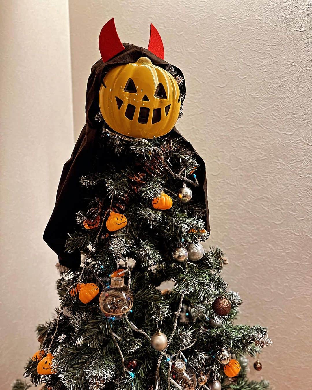 倉田亜味さんのインスタグラム写真 - (倉田亜味Instagram)「遅ればせながら ハッピーハロウィン♬ 今年もハロウィンツリーやりました🌲 当日はかぼちゃのシチューにモンブラン食べて ハロウィンを感じました。  さて、クリスマスの飾り付けをしましょうかね もう11月！あっという間  #ハロウィンツリー」11月2日 12時24分 - kurata_amigram