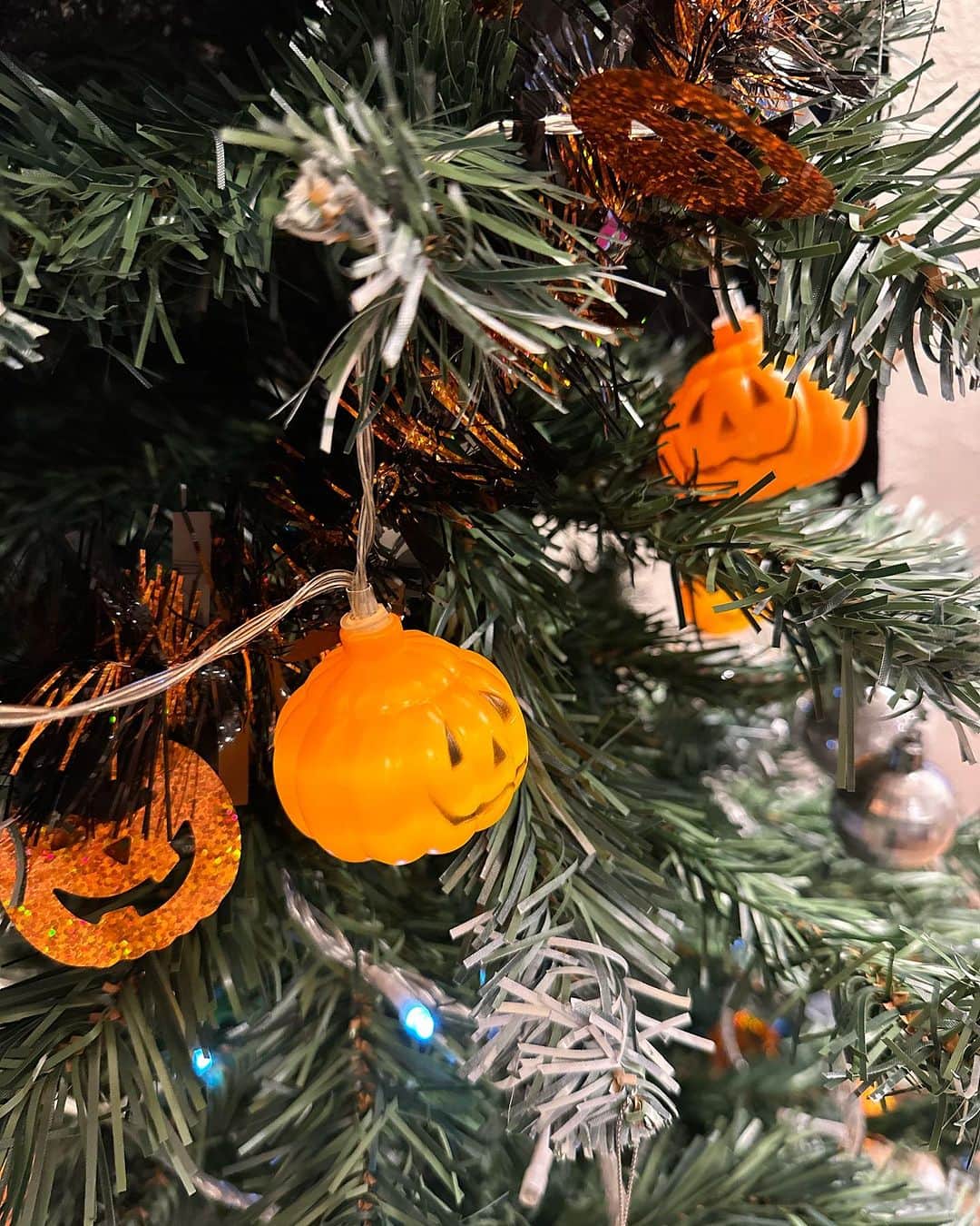 倉田亜味のインスタグラム：「遅ればせながら ハッピーハロウィン♬ 今年もハロウィンツリーやりました🌲 当日はかぼちゃのシチューにモンブラン食べて ハロウィンを感じました。  さて、クリスマスの飾り付けをしましょうかね もう11月！あっという間  #ハロウィンツリー」