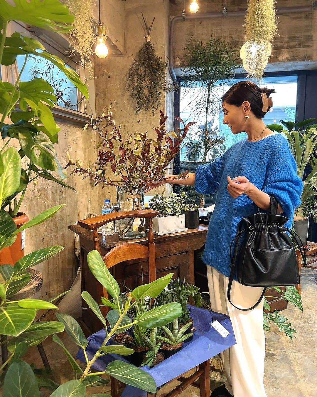 和泉佑三子さんのインスタグラム写真 - (和泉佑三子Instagram)「カフェの空間にはお花屋さんもあって、こちらの時間も楽しかったなぁ🪴 私はお家に今ある鉢を置くインテリアグッズを購入。リビングに置くと可愛い過ぎて本当買って良かったもののひとつ♡  お花屋さんは行くだけで何だか幸せな気持ちになれますよね〜🪸💐🪻🌿」11月2日 12時26分 - izumisae_official