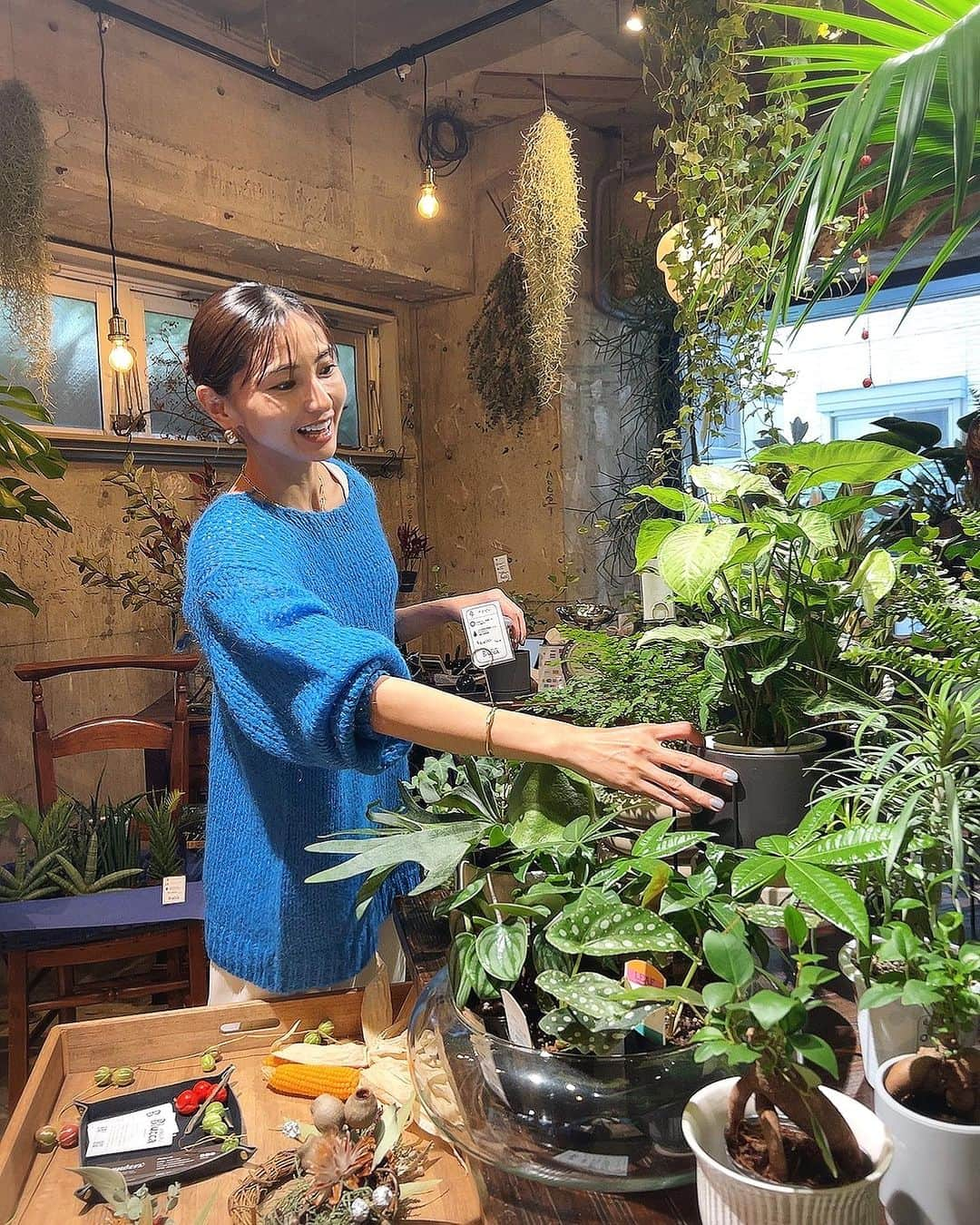 和泉佑三子さんのインスタグラム写真 - (和泉佑三子Instagram)「カフェの空間にはお花屋さんもあって、こちらの時間も楽しかったなぁ🪴 私はお家に今ある鉢を置くインテリアグッズを購入。リビングに置くと可愛い過ぎて本当買って良かったもののひとつ♡  お花屋さんは行くだけで何だか幸せな気持ちになれますよね〜🪸💐🪻🌿」11月2日 12時26分 - izumisae_official