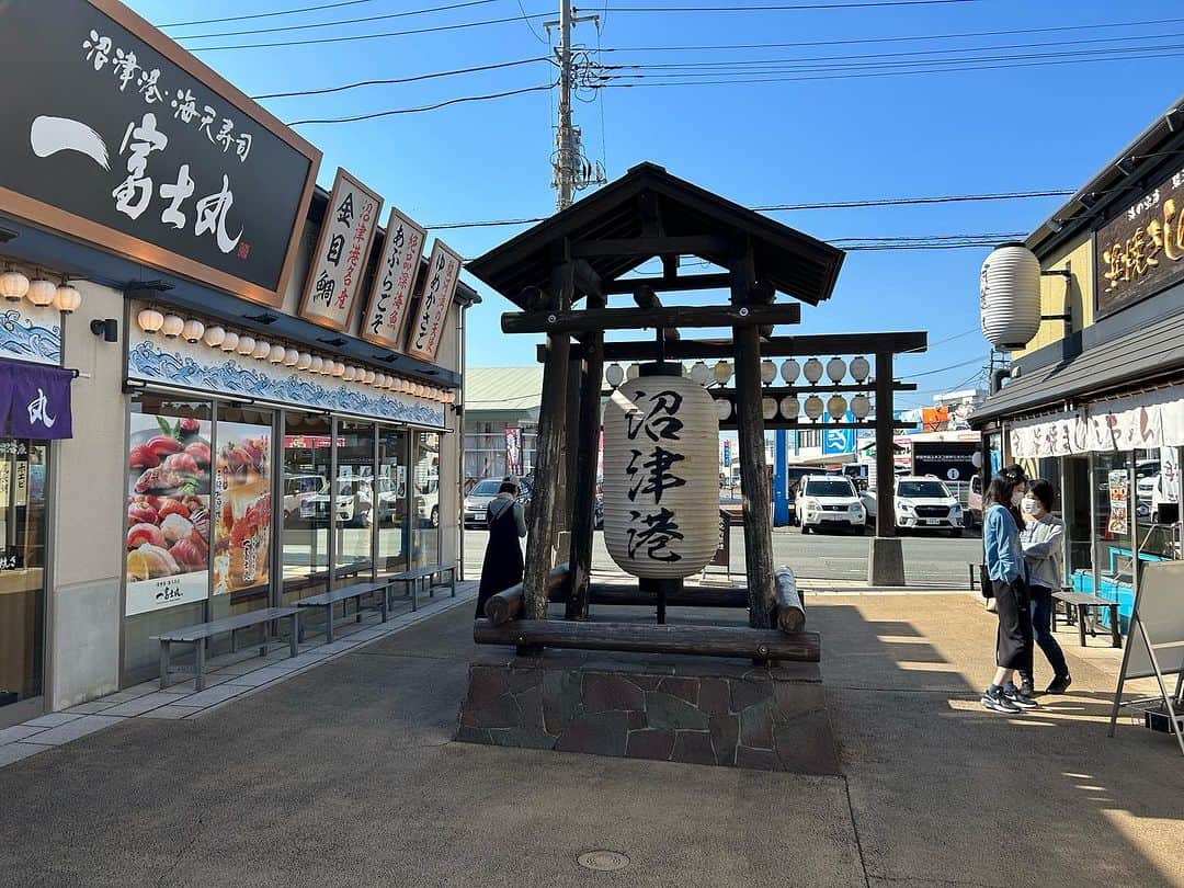 うえたけのインスタグラム：「今日も賑わってやがる🐟 いきますよ〜 #沼津港 〜٩( ᐛ )و(沼津サイコーみたいに)」