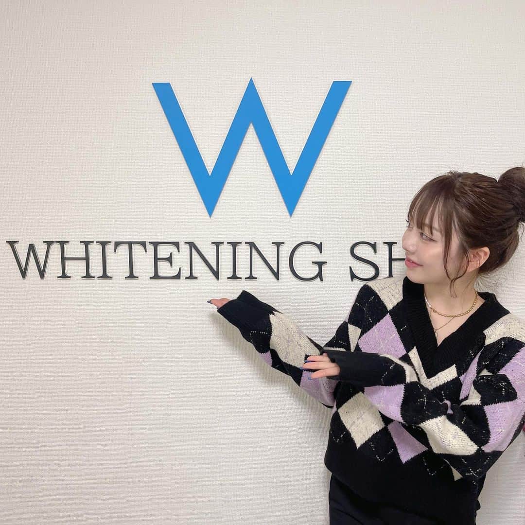 蘂のインスタグラム：「11月に入ったので @whiteningshop__ebisu で 歯のホワイトニングをして頂きました🦷✨ 写真ではを見せる機会はあんまりないんだけど シンプルに普段綺麗だと清潔感あるのでオススメ( ¯−¯ )👍🏻  ストーリーにも記載の通り私の投稿見てくださった方限定で お安くなるクーポン出てますので、もし行く機会ありました スタッフの方にお声掛けしてみてください😚🤍」