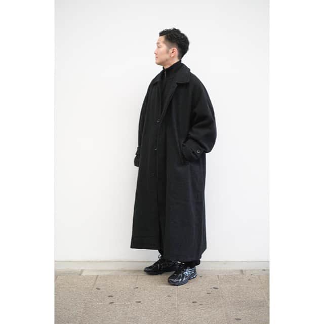 Deepinsideinc.com Storeさんのインスタグラム写真 - (Deepinsideinc.com StoreInstagram)「.  ソフトで起毛感のあるウールによる、   バルカラーコート。   シルエットは、コクーンでマキシ丈。   歩く度に、生地がフワッと揺れる、   柔らかな雰囲気。   従来の、硬めのメルトン素材よりも、   力みが抜けてニュートラル。   この、キメすぎないバランス。   とても今のストリートのムードです。    @magicstick_tyo #magicstick_tyo」11月2日 12時38分 - deepinsideinc.comstore_men
