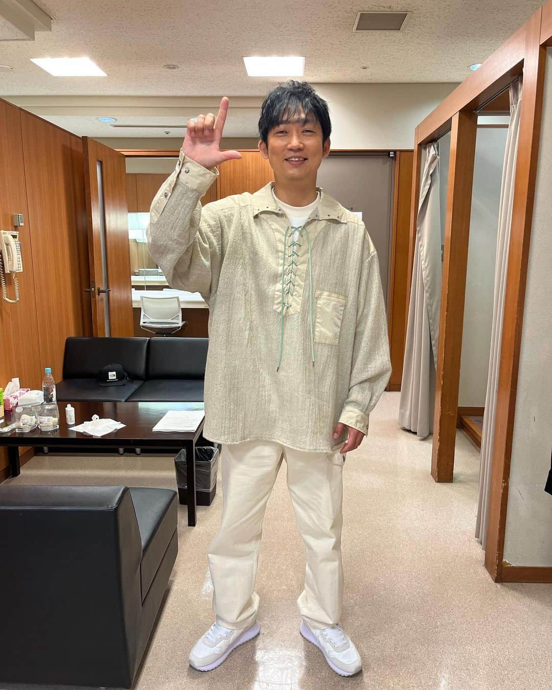 石田明のインスタグラム：「今日のラヴィットの衣装でーす。今日もいろいろあって楽しかったねー。  #ラヴィット」