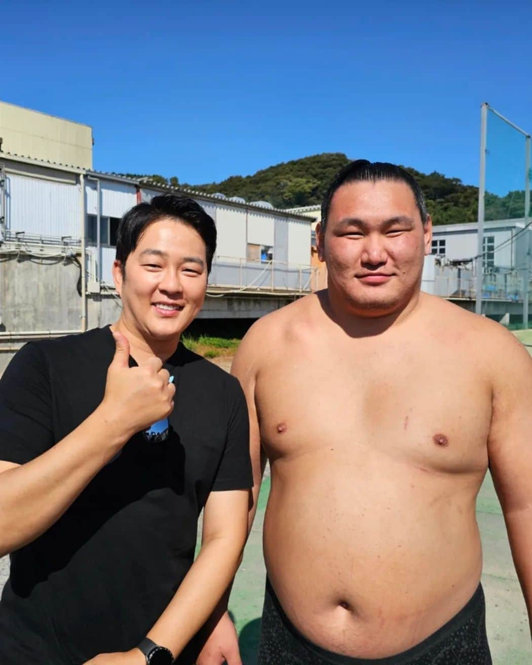 パク・クァンヒョンのインスタグラム：「일본 스모의 차세대 요코즈나가 될  스모선수 #houshouryu #sumo  몽골인이에요 ㅎㅎ 작은 아버지가 요코즈나라서  그 영항으로 스모에 입문하여 현재 급성장중인 선수에요 #몽골 . 나를 번쩍 들어 준... 또 한 선수... 이름을 미쳐 못 물어 봤네요 ㅜㅜ  . 스모는 걍 시시했는데... 실제로 훈련장에서 훈련하는 걸 보니... 진짜 장난이 아니에요... 암튼 실제로 보면 기가 막혀요 ㅎㅎ  . #후쿠오카 #박광현」