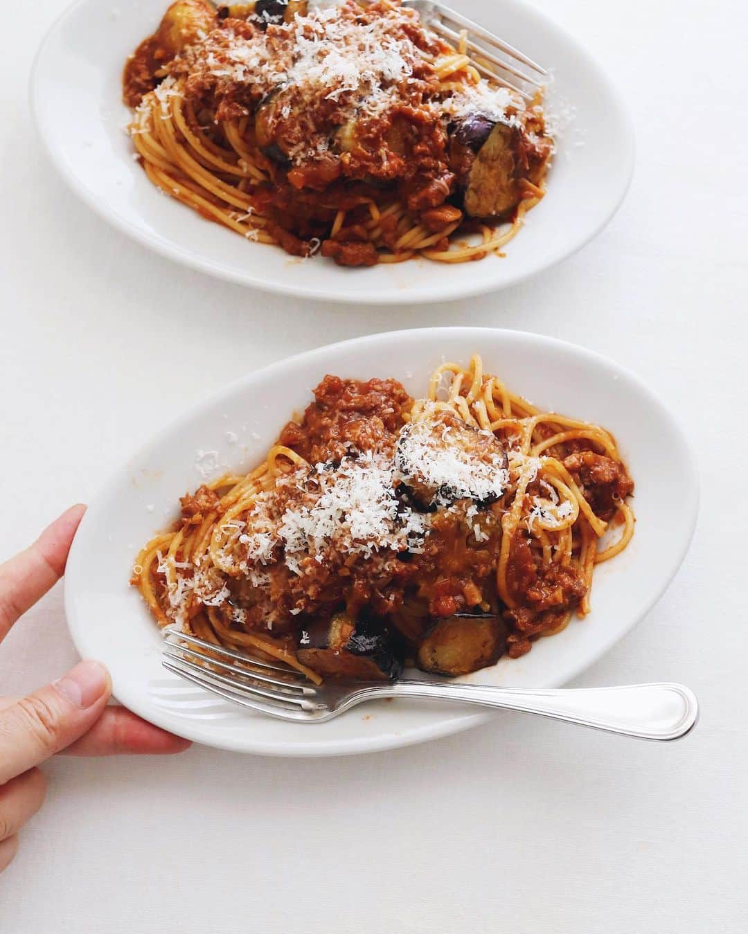 樋口正樹のインスタグラム：「Spaghettini Bolognese 🍝  今日のお昼はパスタで ナス入りミートソース。 ちょっとチーズ多めで😋  作り置きし寝かしてた 自家製ミートソースに 揚げナスの組み合わせ。 濃厚そうに見えますが ほぼ大豆ミートだから 実はけっこうヘルシー👍  パスタは気持ち細めで 風味と食感がおいしい イタリアのルンモ社の スパゲッティーニ使用。 こちらは北野エースて お取り扱いしています。 @kitanoace.  . #妻の手料理 #ナスのミートソースパスタ #ナスのボロネーゼ #スパゲッティーニ #パスタ部 #北野エース #RUMMO #bolognese #spaghettibolognese #lovepasta #kitanoace #pr」