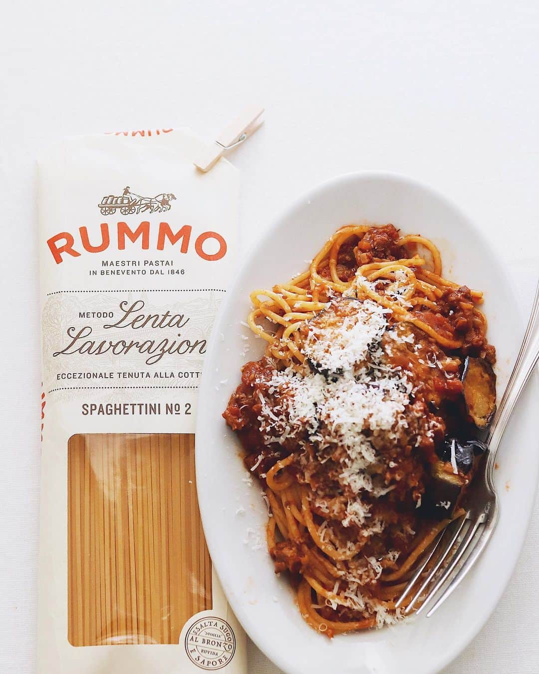 樋口正樹さんのインスタグラム写真 - (樋口正樹Instagram)「Spaghettini Bolognese 🍝  今日のお昼はパスタで ナス入りミートソース。 ちょっとチーズ多めで😋  作り置きし寝かしてた 自家製ミートソースに 揚げナスの組み合わせ。 濃厚そうに見えますが ほぼ大豆ミートだから 実はけっこうヘルシー👍  パスタは気持ち細めで 風味と食感がおいしい イタリアのルンモ社の スパゲッティーニ使用。 こちらは北野エースて お取り扱いしています。 @kitanoace.  . #妻の手料理 #ナスのミートソースパスタ #ナスのボロネーゼ #スパゲッティーニ #パスタ部 #北野エース #RUMMO #bolognese #spaghettibolognese #lovepasta #kitanoace #pr」11月2日 12時36分 - higuccini