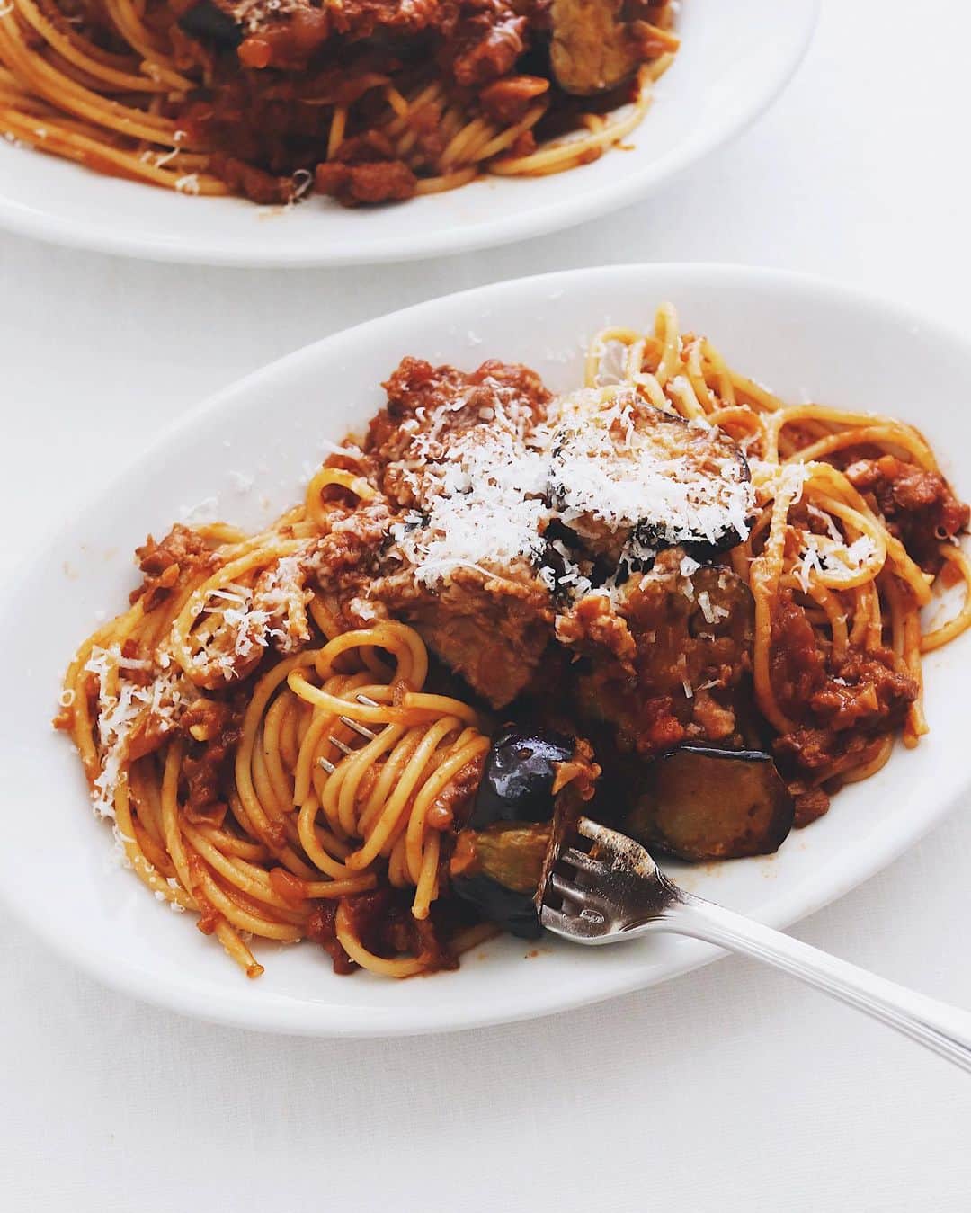 樋口正樹さんのインスタグラム写真 - (樋口正樹Instagram)「Spaghettini Bolognese 🍝  今日のお昼はパスタで ナス入りミートソース。 ちょっとチーズ多めで😋  作り置きし寝かしてた 自家製ミートソースに 揚げナスの組み合わせ。 濃厚そうに見えますが ほぼ大豆ミートだから 実はけっこうヘルシー👍  パスタは気持ち細めで 風味と食感がおいしい イタリアのルンモ社の スパゲッティーニ使用。 こちらは北野エースて お取り扱いしています。 @kitanoace.  . #妻の手料理 #ナスのミートソースパスタ #ナスのボロネーゼ #スパゲッティーニ #パスタ部 #北野エース #RUMMO #bolognese #spaghettibolognese #lovepasta #kitanoace #pr」11月2日 12時36分 - higuccini