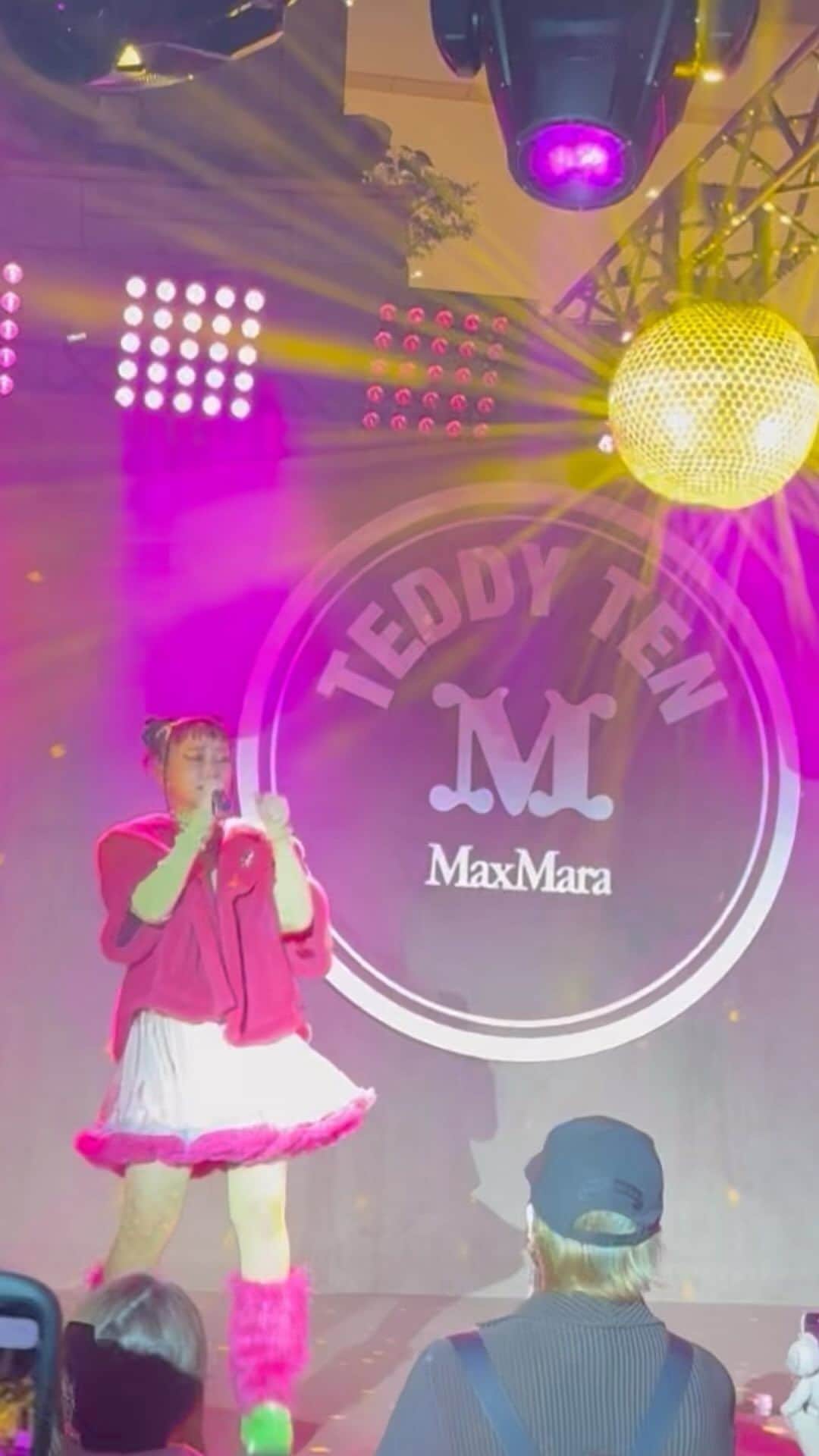 Apparel-web.comのインスタグラム：「Max Mara テディベアコート10周年記念イベント開催。水曜日のカンパネラ詩羽のスペシャル ライブパフォーマンスも。  #マックスマーラ　#水曜日のカンパネラ　#詩羽　#maxmara ファッション」
