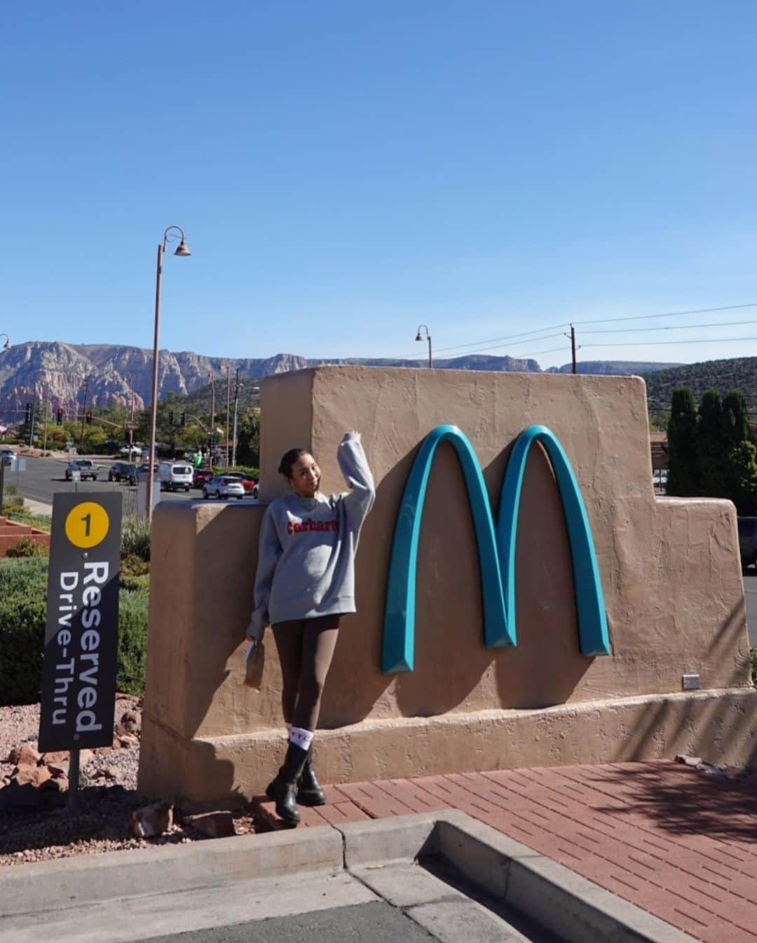 小竹麻美さんのインスタグラム写真 - (小竹麻美Instagram)「day04 Boynton Canyon  お決まりの青いマックと🩵  ロスへ戻るまえに、やっぱりセドナを 感じたいのでボルテックスへ。 フライト前だし、フェニックス空港まで2時間かかるし 頂上まで行けなかった🥲」11月2日 12時38分 - asamikotake