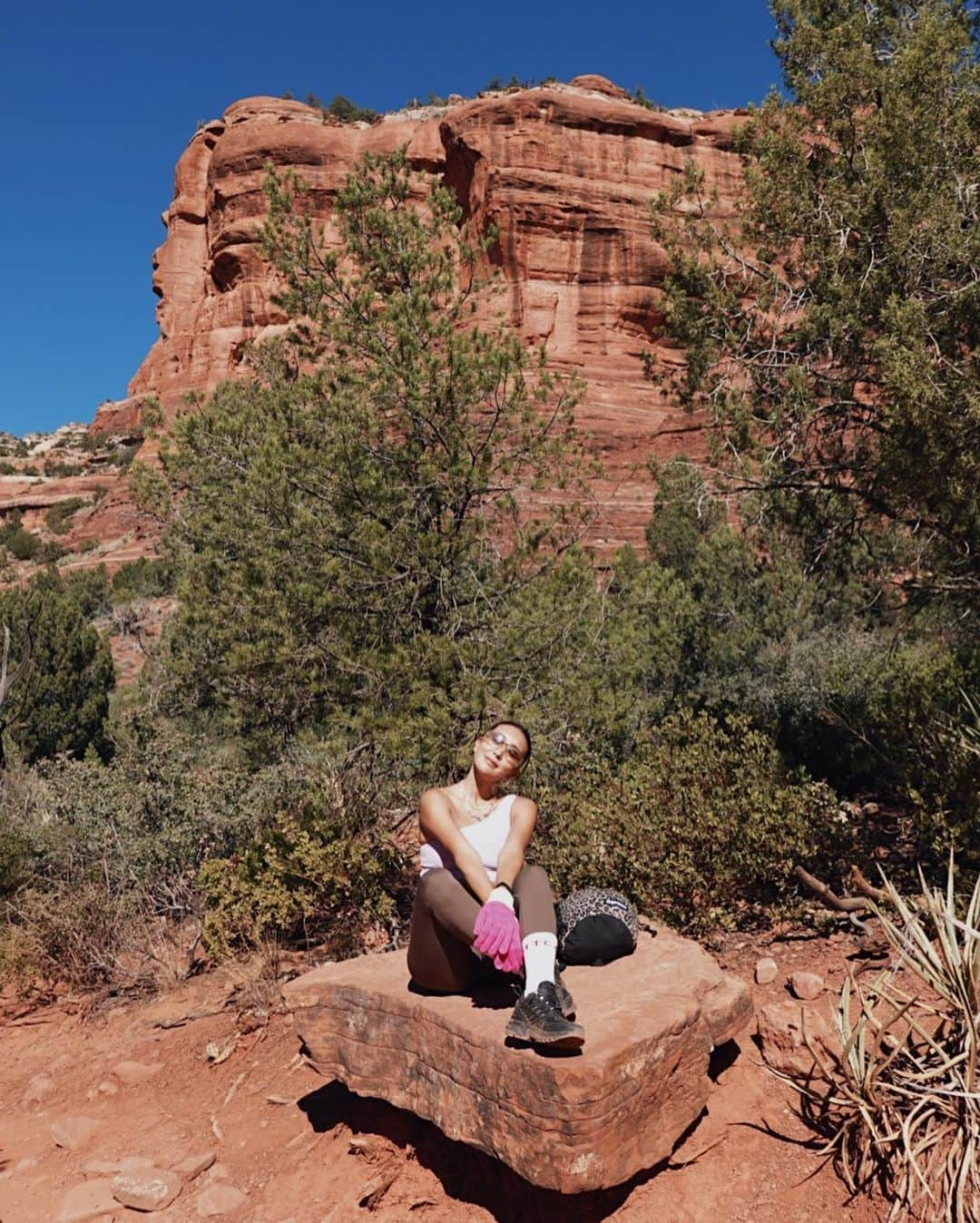 小竹麻美のインスタグラム：「day04 Boynton Canyon  お決まりの青いマックと🩵  ロスへ戻るまえに、やっぱりセドナを 感じたいのでボルテックスへ。 フライト前だし、フェニックス空港まで2時間かかるし 頂上まで行けなかった🥲」