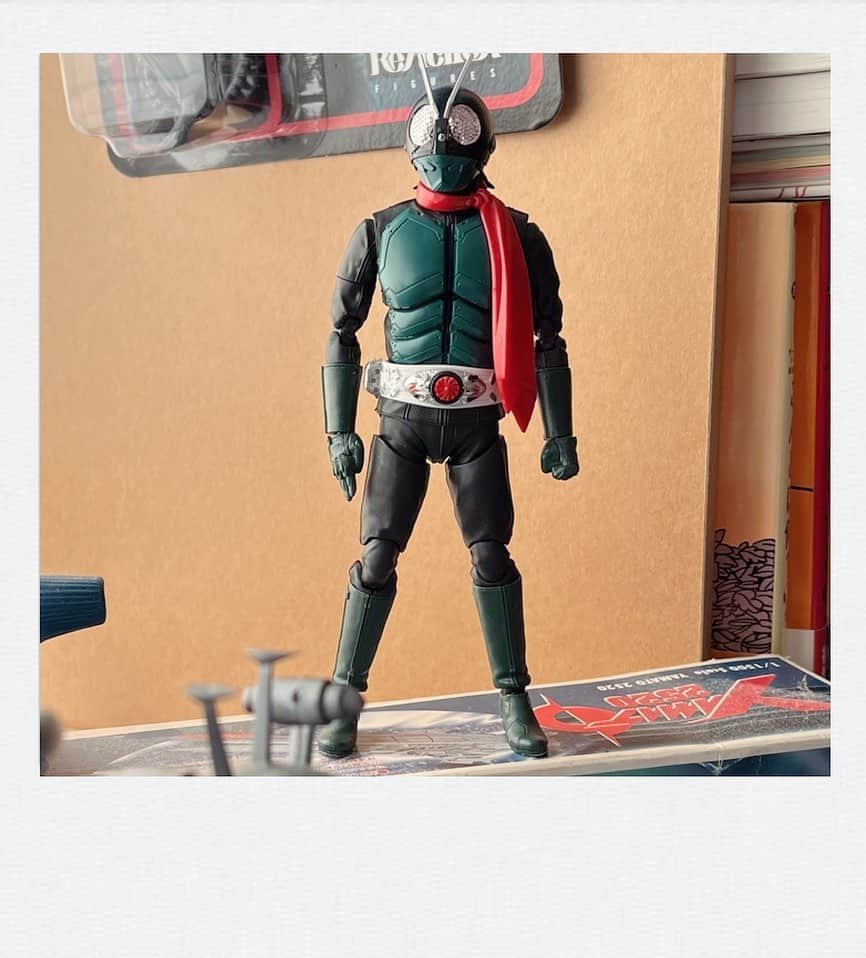 かせきさいだぁのインスタグラム：「小2男子が作ったシン・仮面ライダーのプラモ、アンテナ折れてた（プラモ用でとりあえず付けたが、すぐ取れる…）ので修理❤️ 勢いでアマプラの『シン・仮面ライダー』観たが、面白かった！」