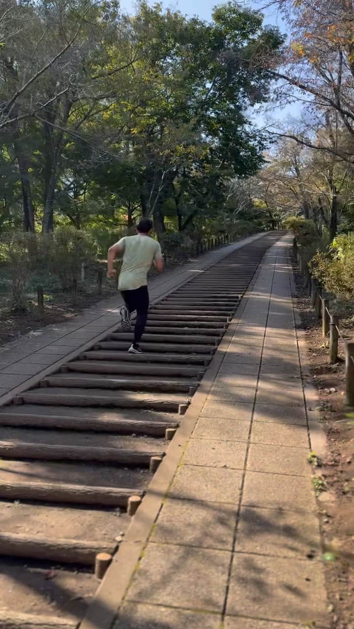 橋本壮市のインスタグラム：「東海大学で合宿 学生の時によく走った馴染みのある階段を。 265段5本@弘法山」