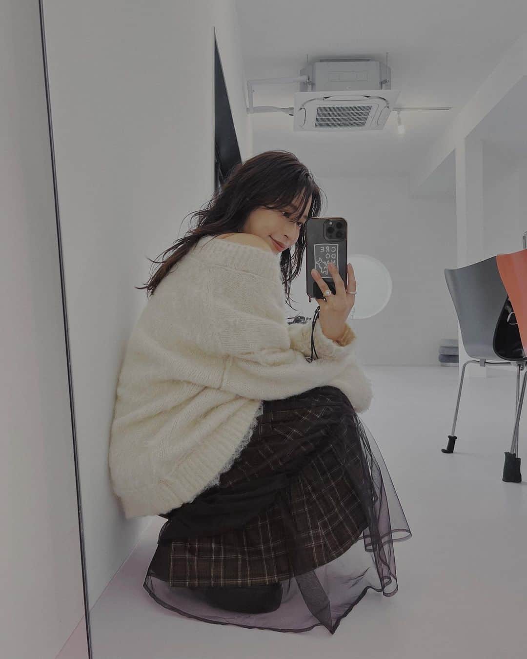 佐藤有里のインスタグラム：「. ふわふわニットって女子の特権🧖🏻☁️ また最強なニットが出来てしまった。つら . . #credona #ゆり_服 #マタニティコーデ」