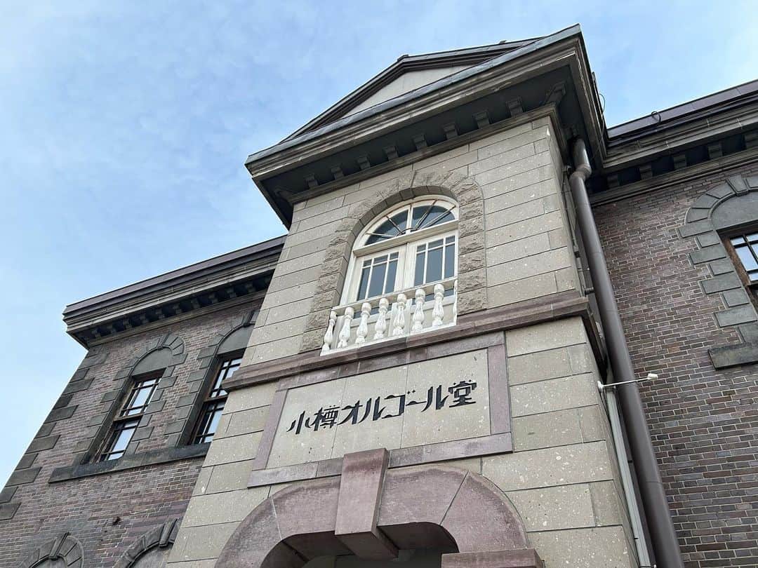 宮田愛萌さんのインスタグラム写真 - (宮田愛萌Instagram)「まなもです。 お仕事で北海道に行かせていただいたのですが、お仕事の前後などで少しだけ観光もしました。 北海道自体は行くのは多分3回目？とかなのですが、街中を実際に歩いたのは初めてだったので楽しかったです〜！  次は函館に行きたいです。  自撮りの顔が怖いのは仕様というか、本人は微笑んでいるつもりですのでご容赦ください。 2枚目まつ毛すごいよね。」11月2日 12時46分 - manamomiyata_official