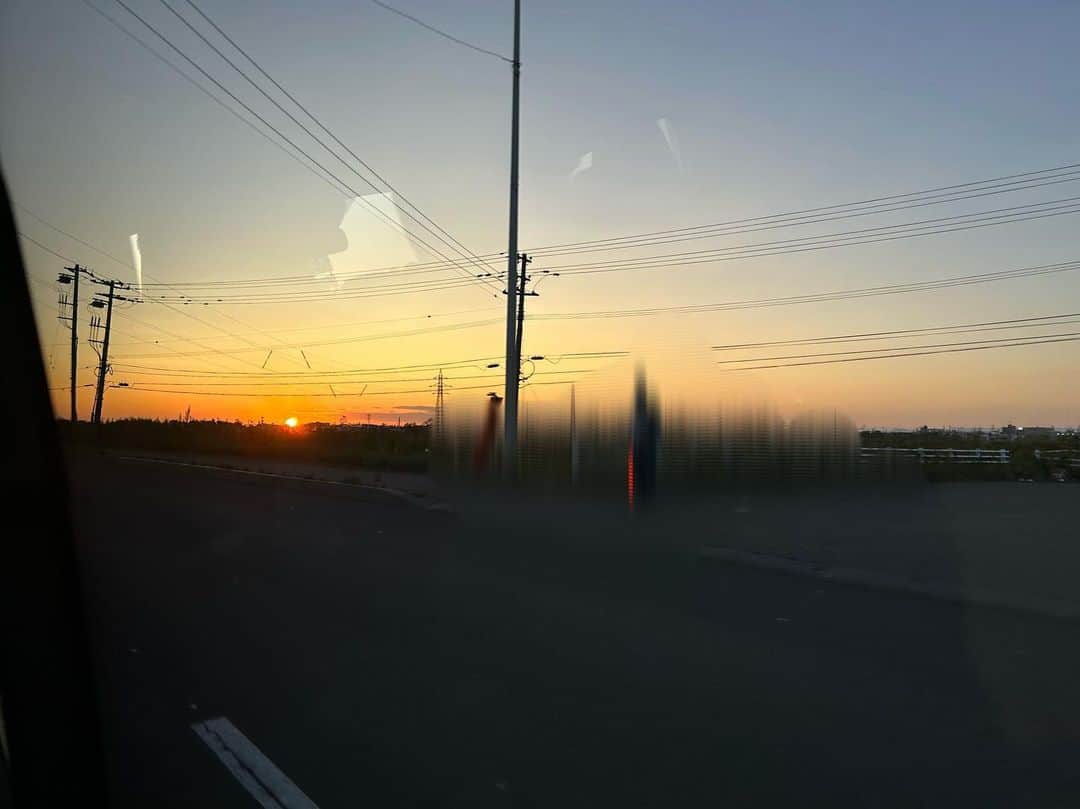 宮田愛萌さんのインスタグラム写真 - (宮田愛萌Instagram)「まなもです。 お仕事で北海道に行かせていただいたのですが、お仕事の前後などで少しだけ観光もしました。 北海道自体は行くのは多分3回目？とかなのですが、街中を実際に歩いたのは初めてだったので楽しかったです〜！  次は函館に行きたいです。  自撮りの顔が怖いのは仕様というか、本人は微笑んでいるつもりですのでご容赦ください。 2枚目まつ毛すごいよね。」11月2日 12時46分 - manamomiyata_official