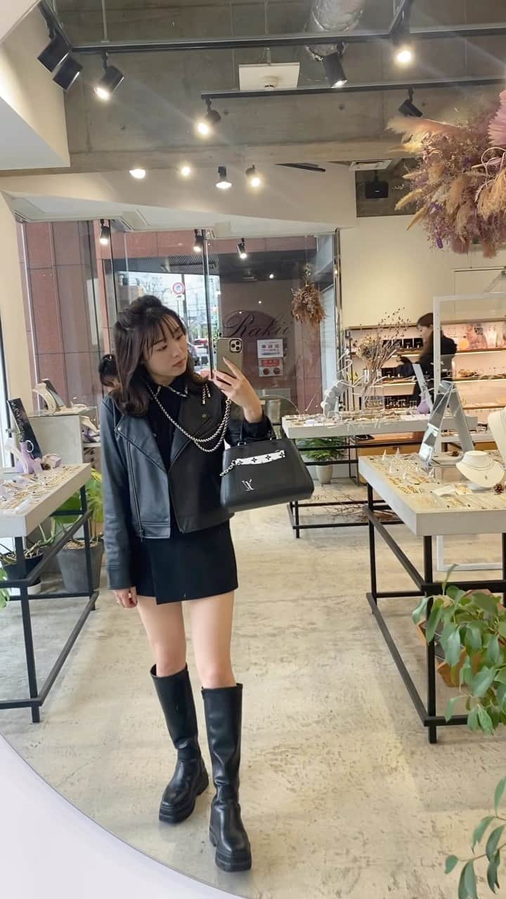 のインスタグラム：「黒い服が好き 理由は細く見えるから。以上！！🖤🖤🖤  #ブラックコーデ #ライダース女子  #ニーハイブーツコーデ #ブーツ女子 #zara #zaraコーデ #ザラ購入品」