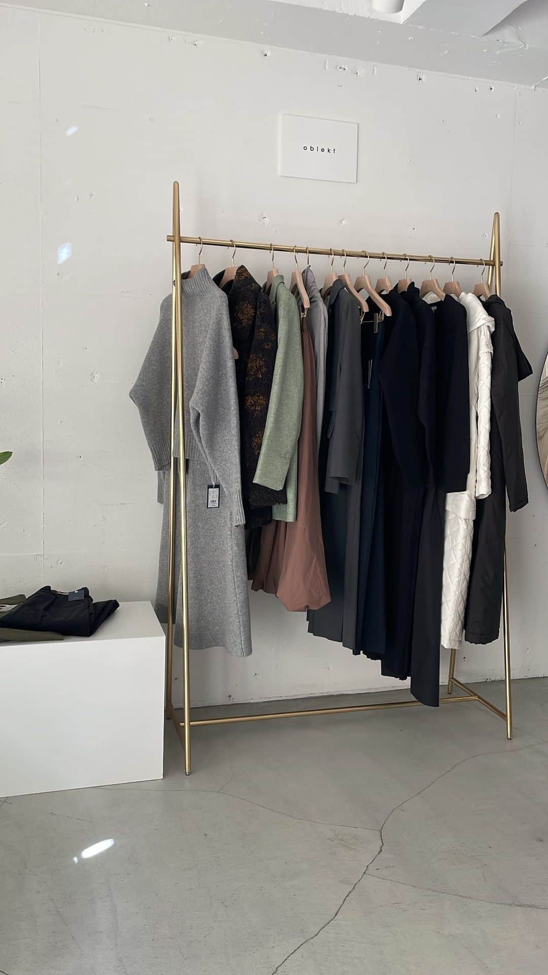 オブレクトのインスタグラム：「@space32.aoyama のスタッフさんとoblekt新作をお届けしてます✨ ぜひご覧ください🌿  西口さん 150cm 江藤さん 160cm 相原さん 162cm  #oblekt #オブレクト」