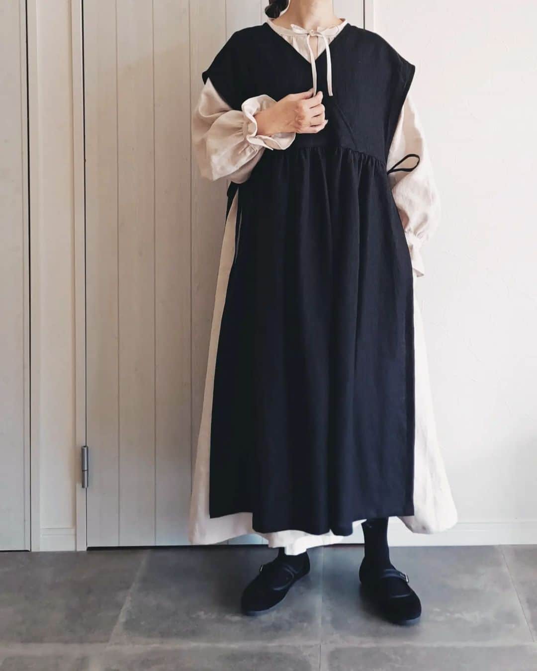Keikoさんのインスタグラム写真 - (KeikoInstagram)「† もうひとつ ワンピースの即売品が1点残っています。  チャーチワンピースの パールホワイト。 チャーチワンピースとは 司祭達が教会で着る たっぷりとギャザーが入ったスモックのようなドレスの事です。 それをベースに 襟元にギャザー 袖口にもギャザーフリルを施したワンピースにしました。 スポンと着るイメージで、上にベストやエプロンを合わせても相性抜群です。 単品で撮った着画像がなくて申し訳ありません。 SUNDAY さんで掛けた状態で撮影していますが、 写真の黒のエプロンの下に着用していますので長さなどご参考にされてください。 色はパールホワイト。 イメージとしては、オフホワイトよりも肌色っぽくて アイボリーよりほんのりピンクっぽい優しいお色です。 冬に向かいますので、温かなホワイト系は、ニットとコーデすると更に可愛くなりますよ♡  こちらも サイズやお値段などはSUNDAY さんのアカウントでご確認ください。 @hiroko_sunday  † † #リネンワンピース #リネン #チャーチワンピース #チャーチドレス」11月2日 12時51分 - shell_house1025