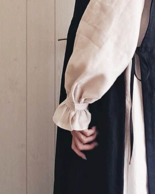 Keikoさんのインスタグラム写真 - (KeikoInstagram)「† もうひとつ ワンピースの即売品が1点残っています。  チャーチワンピースの パールホワイト。 チャーチワンピースとは 司祭達が教会で着る たっぷりとギャザーが入ったスモックのようなドレスの事です。 それをベースに 襟元にギャザー 袖口にもギャザーフリルを施したワンピースにしました。 スポンと着るイメージで、上にベストやエプロンを合わせても相性抜群です。 単品で撮った着画像がなくて申し訳ありません。 SUNDAY さんで掛けた状態で撮影していますが、 写真の黒のエプロンの下に着用していますので長さなどご参考にされてください。 色はパールホワイト。 イメージとしては、オフホワイトよりも肌色っぽくて アイボリーよりほんのりピンクっぽい優しいお色です。 冬に向かいますので、温かなホワイト系は、ニットとコーデすると更に可愛くなりますよ♡  こちらも サイズやお値段などはSUNDAY さんのアカウントでご確認ください。 @hiroko_sunday  † † #リネンワンピース #リネン #チャーチワンピース #チャーチドレス」11月2日 12時51分 - shell_house1025