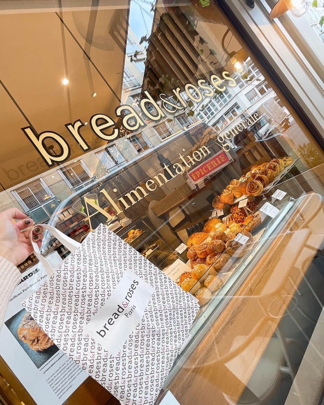 栗原里奈さんのインスタグラム写真 - (栗原里奈Instagram)「✴︎ 友人におすすめしてもらったパン屋さん🍞！ パン屋のエルメスと呼ばれていているそお！ ランチプレートも美味しかったんですが、お土産で買ったチーズケーキがかなりタイプでした💛  #フランス#パリ#パン屋さん#パン屋のエルメス #女子旅#paris#breadandroses#girlstrip」11月2日 12時57分 - rina__kurihara