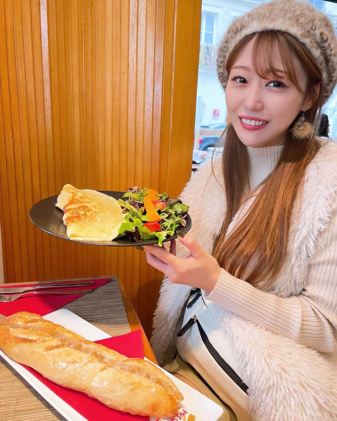 栗原里奈のインスタグラム：「✴︎ 友人におすすめしてもらったパン屋さん🍞！ パン屋のエルメスと呼ばれていているそお！ ランチプレートも美味しかったんですが、お土産で買ったチーズケーキがかなりタイプでした💛  #フランス#パリ#パン屋さん#パン屋のエルメス #女子旅#paris#breadandroses#girlstrip」
