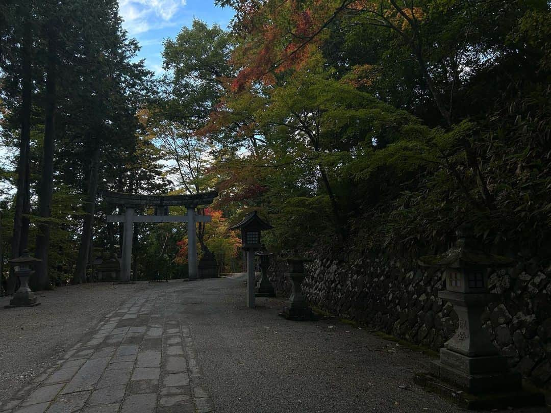 宮田愛萌さんのインスタグラム写真 - (宮田愛萌Instagram)「まなもです。 友人と飛騨に行ってきました。こちらは完全プライベート。 わりと付き合いの長い友人なのですが一度も2人で旅行に行ったことのないので、行くか！というノリから、私たちが行くならば飛騨だろう、ということで行き先が決まりました。 めちゃめちゃ楽しかった……！ 2人とも『氷菓』好きなので、神高生の気持ちで街を歩くところから、セーラー服を着るならどの色味が良いかという話をしました。私の意見は、部屋に置いておきたいのは黒セーラーだけど、着て写真にうつるなら襟は白がいいね(顔が明るく見えるので)です。  飛騨古川も行ったのですが、私のテンションが高かったです。お祭りだーいすき！！！！！  4枚目の写真はなんかライティングを間違えて、事件起こりそうな感じになってしまったで、記念に載せます。」11月2日 12時58分 - manamomiyata_official