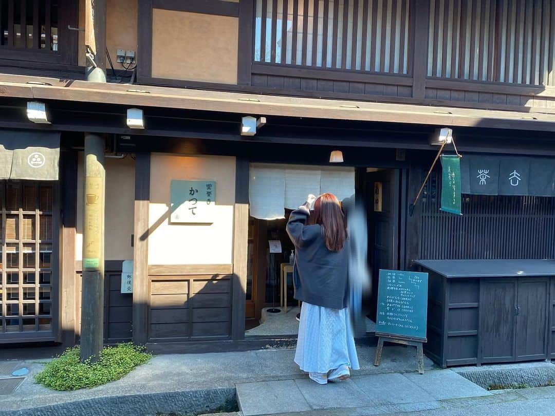 宮田愛萌さんのインスタグラム写真 - (宮田愛萌Instagram)「まなもです。 友人と飛騨に行ってきました。こちらは完全プライベート。 わりと付き合いの長い友人なのですが一度も2人で旅行に行ったことのないので、行くか！というノリから、私たちが行くならば飛騨だろう、ということで行き先が決まりました。 めちゃめちゃ楽しかった……！ 2人とも『氷菓』好きなので、神高生の気持ちで街を歩くところから、セーラー服を着るならどの色味が良いかという話をしました。私の意見は、部屋に置いておきたいのは黒セーラーだけど、着て写真にうつるなら襟は白がいいね(顔が明るく見えるので)です。  飛騨古川も行ったのですが、私のテンションが高かったです。お祭りだーいすき！！！！！  4枚目の写真はなんかライティングを間違えて、事件起こりそうな感じになってしまったで、記念に載せます。」11月2日 12時58分 - manamomiyata_official