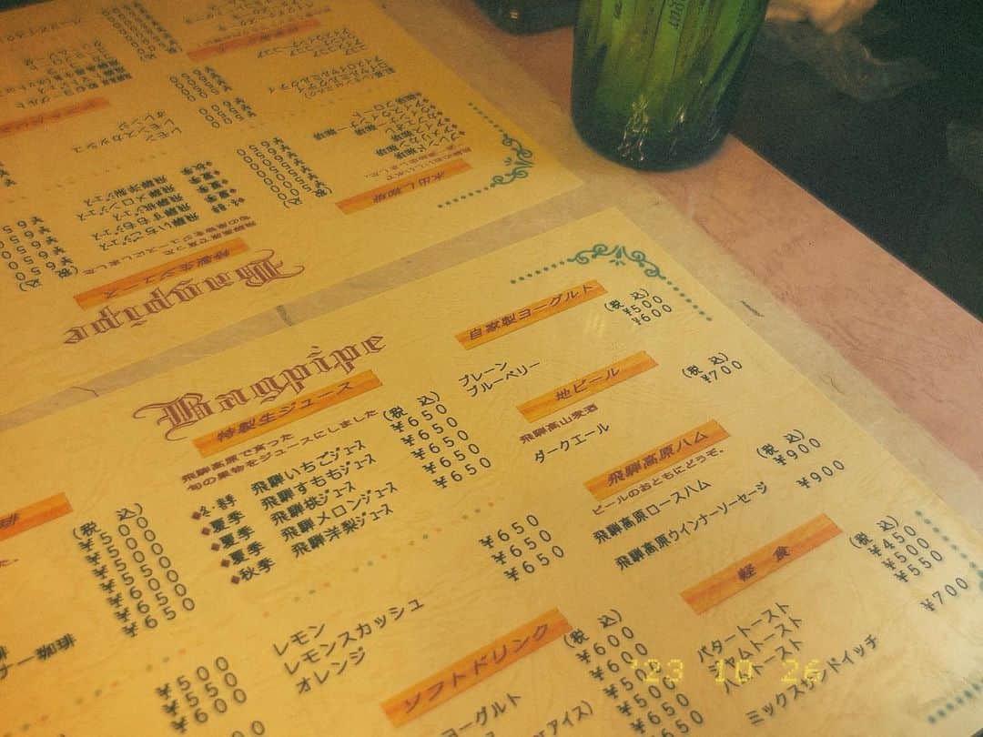 宮田愛萌さんのインスタグラム写真 - (宮田愛萌Instagram)「まなもです。 友人と飛騨に行ってきました。こちらは完全プライベート。 わりと付き合いの長い友人なのですが一度も2人で旅行に行ったことのないので、行くか！というノリから、私たちが行くならば飛騨だろう、ということで行き先が決まりました。 めちゃめちゃ楽しかった……！ 2人とも『氷菓』好きなので、神高生の気持ちで街を歩くところから、セーラー服を着るならどの色味が良いかという話をしました。私の意見は、部屋に置いておきたいのは黒セーラーだけど、着て写真にうつるなら襟は白がいいね(顔が明るく見えるので)です。  飛騨古川も行ったのですが、私のテンションが高かったです。お祭りだーいすき！！！！！  4枚目の写真はなんかライティングを間違えて、事件起こりそうな感じになってしまったで、記念に載せます。」11月2日 12時58分 - manamomiyata_official
