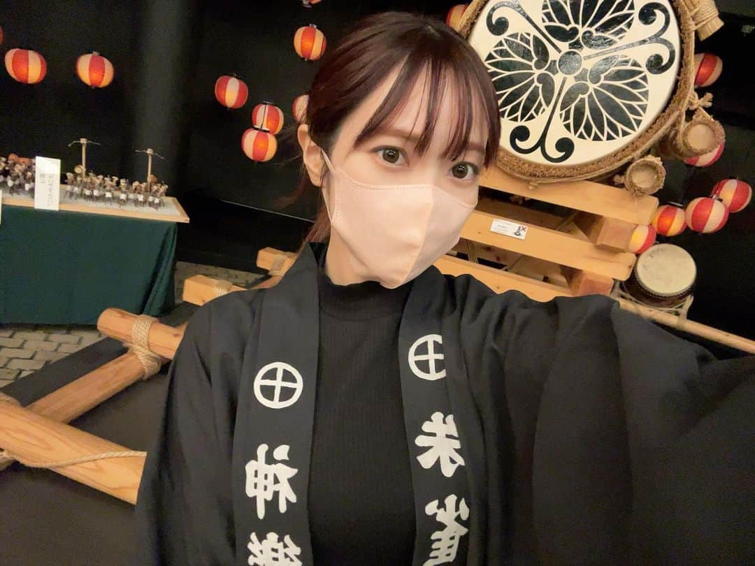 宮田愛萌さんのインスタグラム写真 - (宮田愛萌Instagram)「まなもです。 友人と飛騨に行ってきました。こちらは完全プライベート。 わりと付き合いの長い友人なのですが一度も2人で旅行に行ったことのないので、行くか！というノリから、私たちが行くならば飛騨だろう、ということで行き先が決まりました。 めちゃめちゃ楽しかった……！ 2人とも『氷菓』好きなので、神高生の気持ちで街を歩くところから、セーラー服を着るならどの色味が良いかという話をしました。私の意見は、部屋に置いておきたいのは黒セーラーだけど、着て写真にうつるなら襟は白がいいね(顔が明るく見えるので)です。  飛騨古川も行ったのですが、私のテンションが高かったです。お祭りだーいすき！！！！！  4枚目の写真はなんかライティングを間違えて、事件起こりそうな感じになってしまったで、記念に載せます。」11月2日 12時58分 - manamomiyata_official