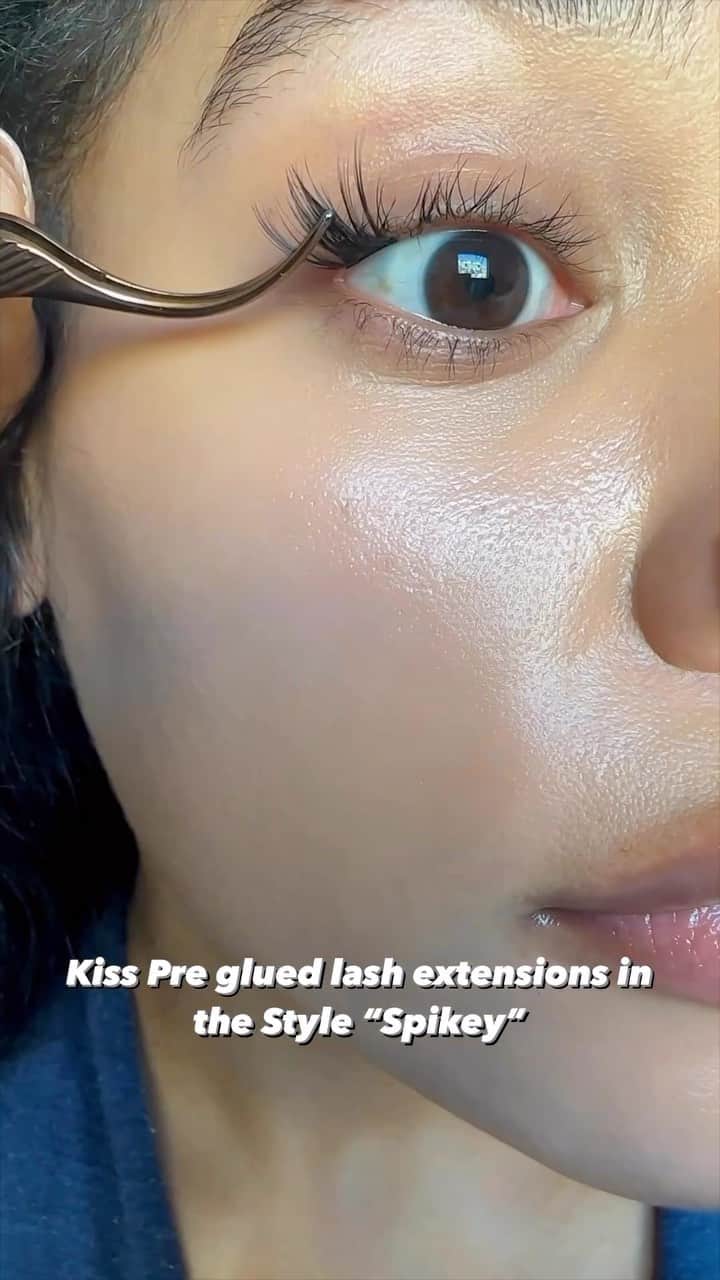 wakeupandmakeupのインスタグラム：「Pre glued extensions! 😱😱😍 @itsmyrayeraye  used the longest on the outer corner, medium on the rest. This style is “Spikey.” @kissproducts」