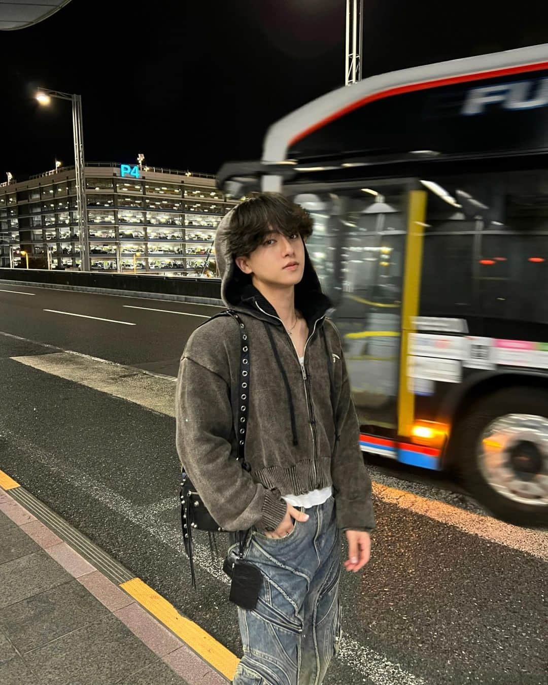 まきとんのインスタグラム：「motion blur🩶  hoodie: peoplestyle bottoms: @_personsoul_  bag: @balenciaga  boots: balenciaga  . . . #outfit #ootd #outfitinspiration #outfitinspo #photoideas #aesthetic #aestheticoutfit #balenciaga」